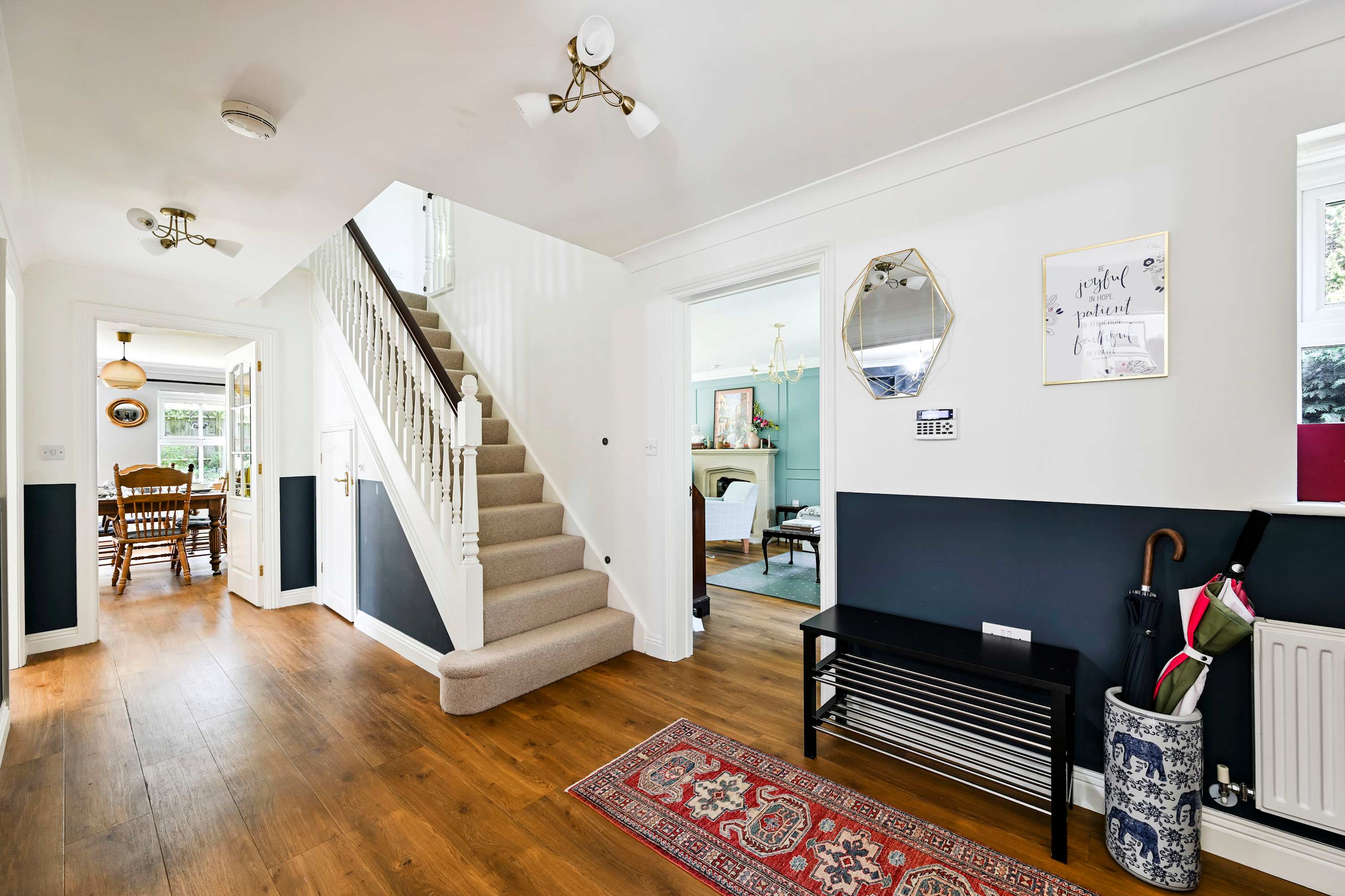Big 5-Bed Home | Garden & 5 Min to Blenheim Palace in Broad Field Road 22 OX5 1UL - Property image 6 - VivreStays