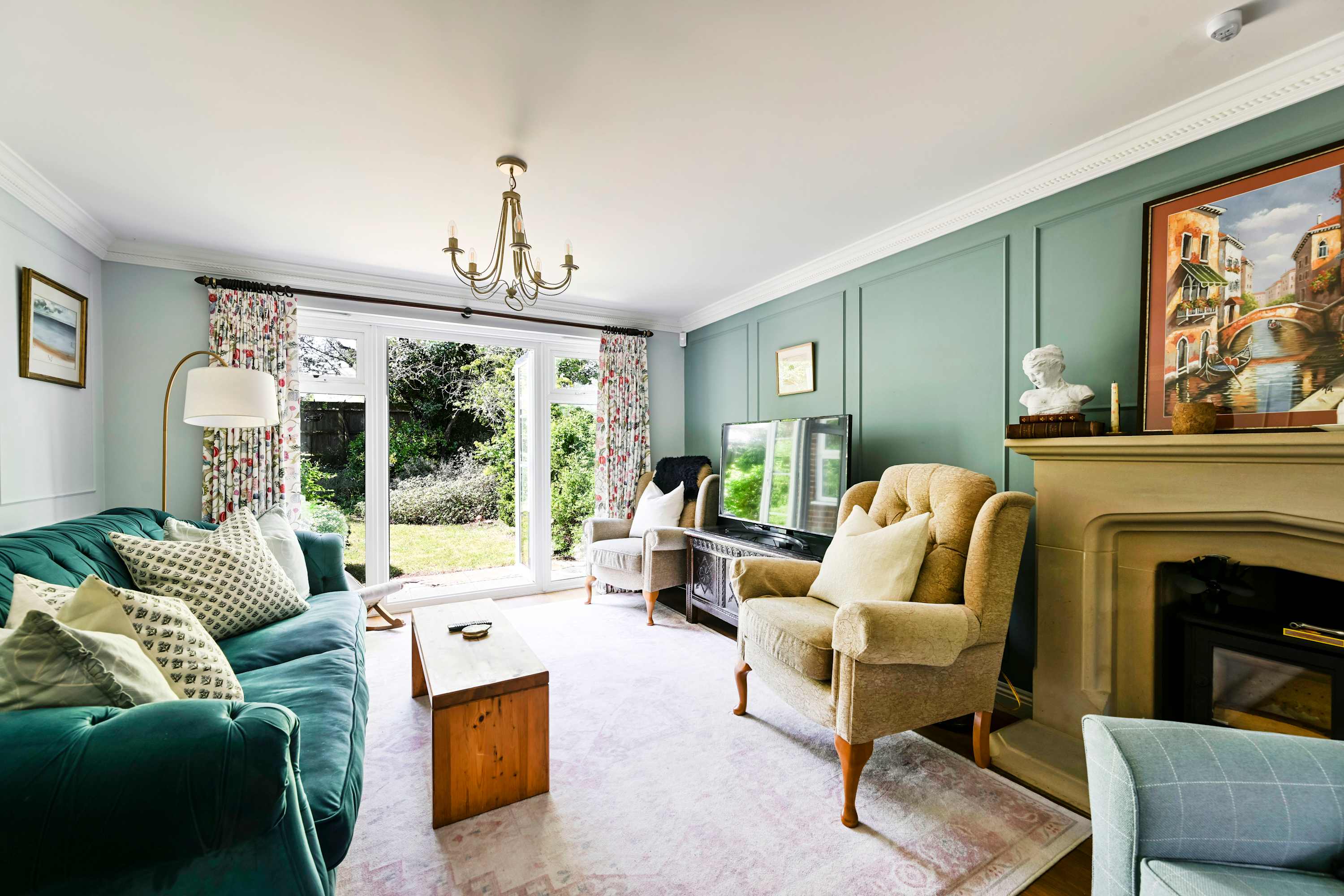 Big 5-Bed Home | Garden & 5 Min to Blenheim Palace in Broad Field Road 22 OX5 1UL - Property image 7 - VivreStays