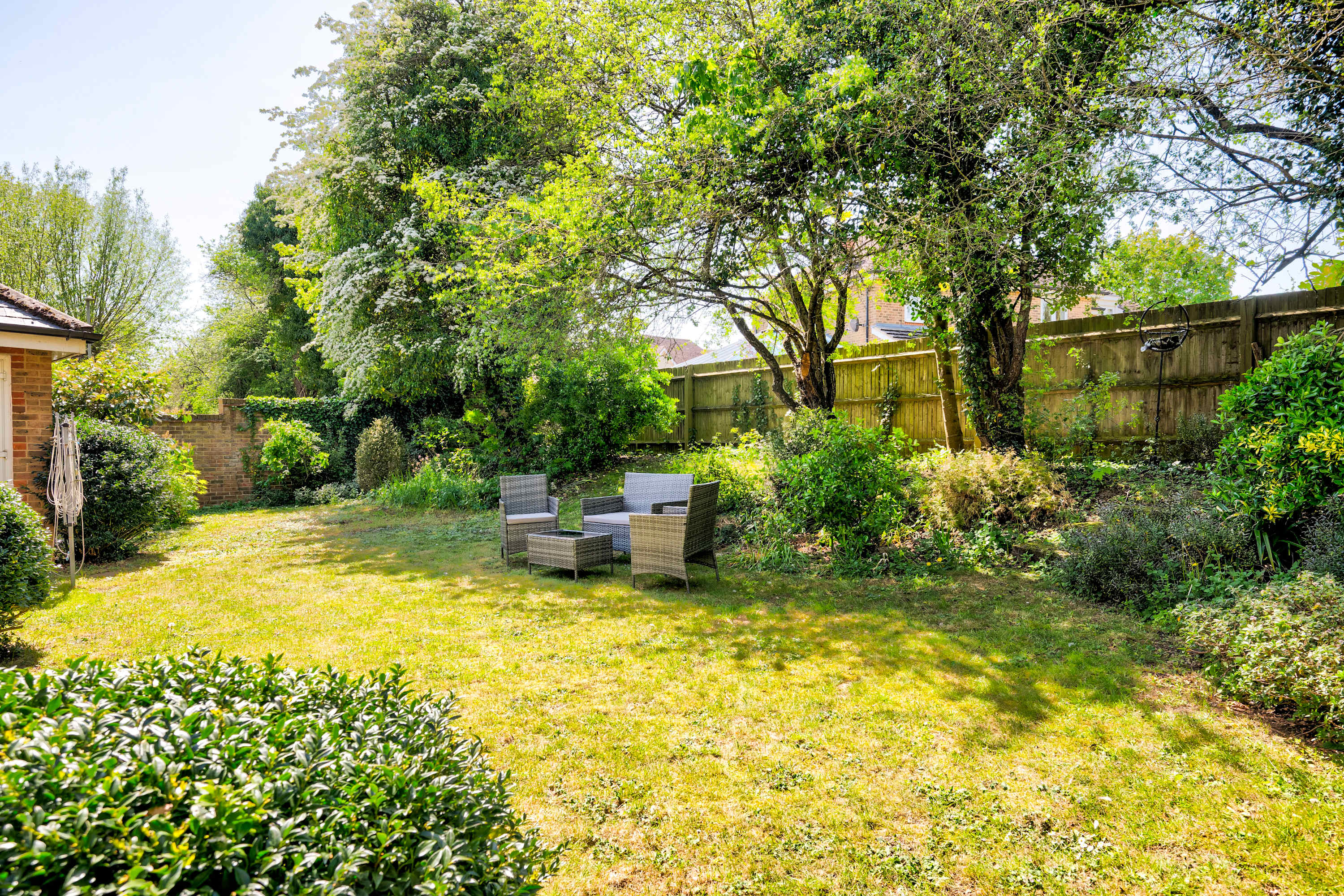 Big 5-Bed Home | Garden & 5 Min to Blenheim Palace in Broad Field Road 22 OX5 1UL - Property image 4 - VivreStays