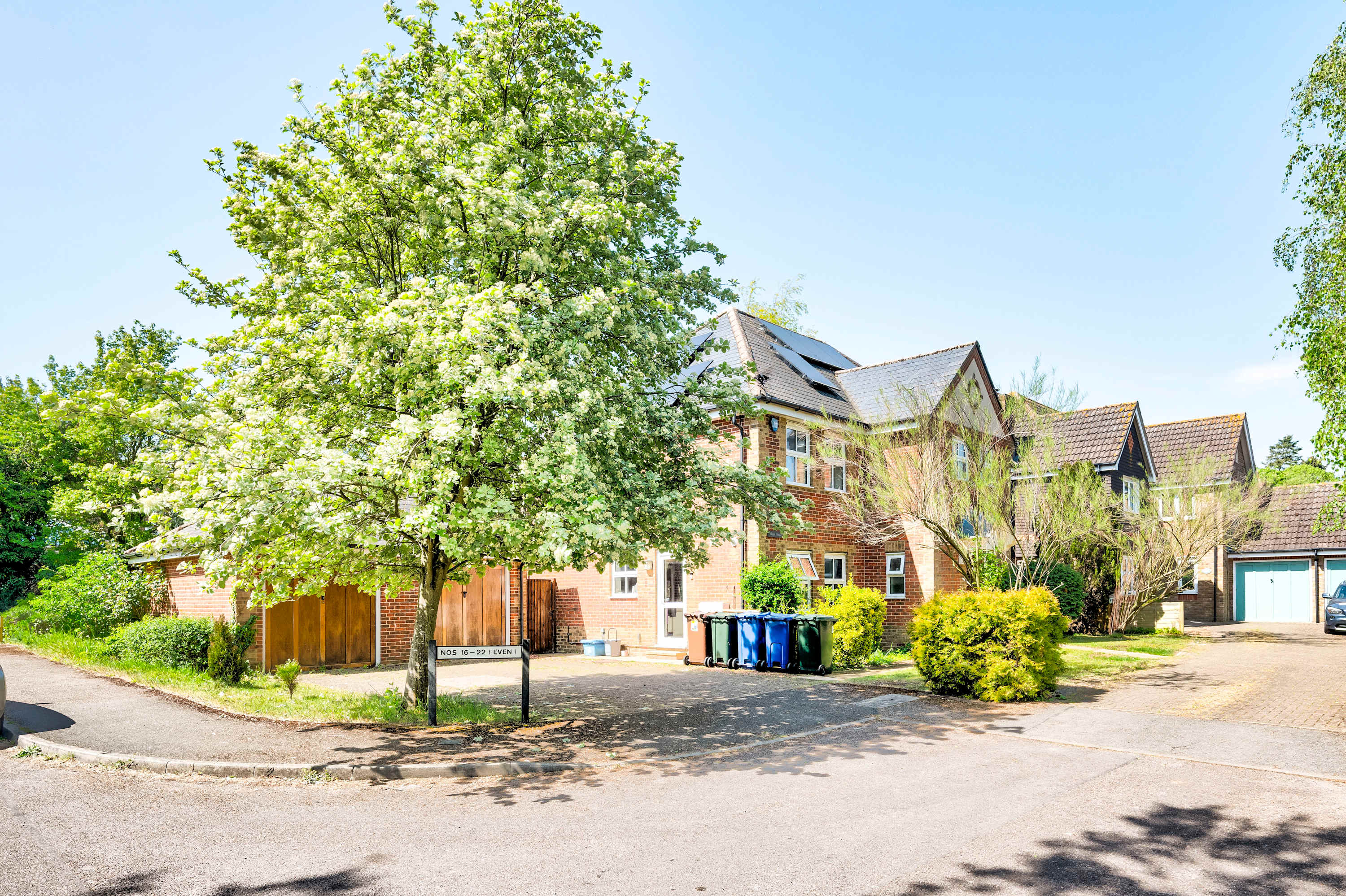 Big 5-Bed Home | Garden & 5 Min to Blenheim Palace in Broad Field Road 22 OX5 1UL - Property image 52 - VivreStays