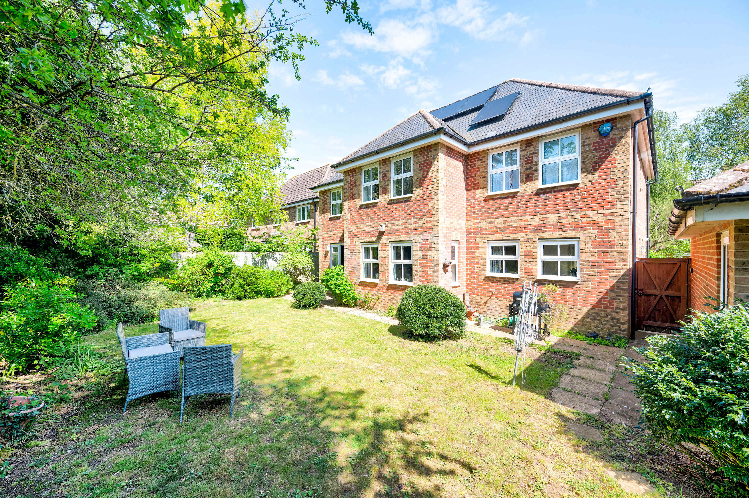 Big 5-Bed Home | Garden & 5 Min to Blenheim Palace in Broad Field Road 22 OX5 1UL - Property image 50 - VivreStays