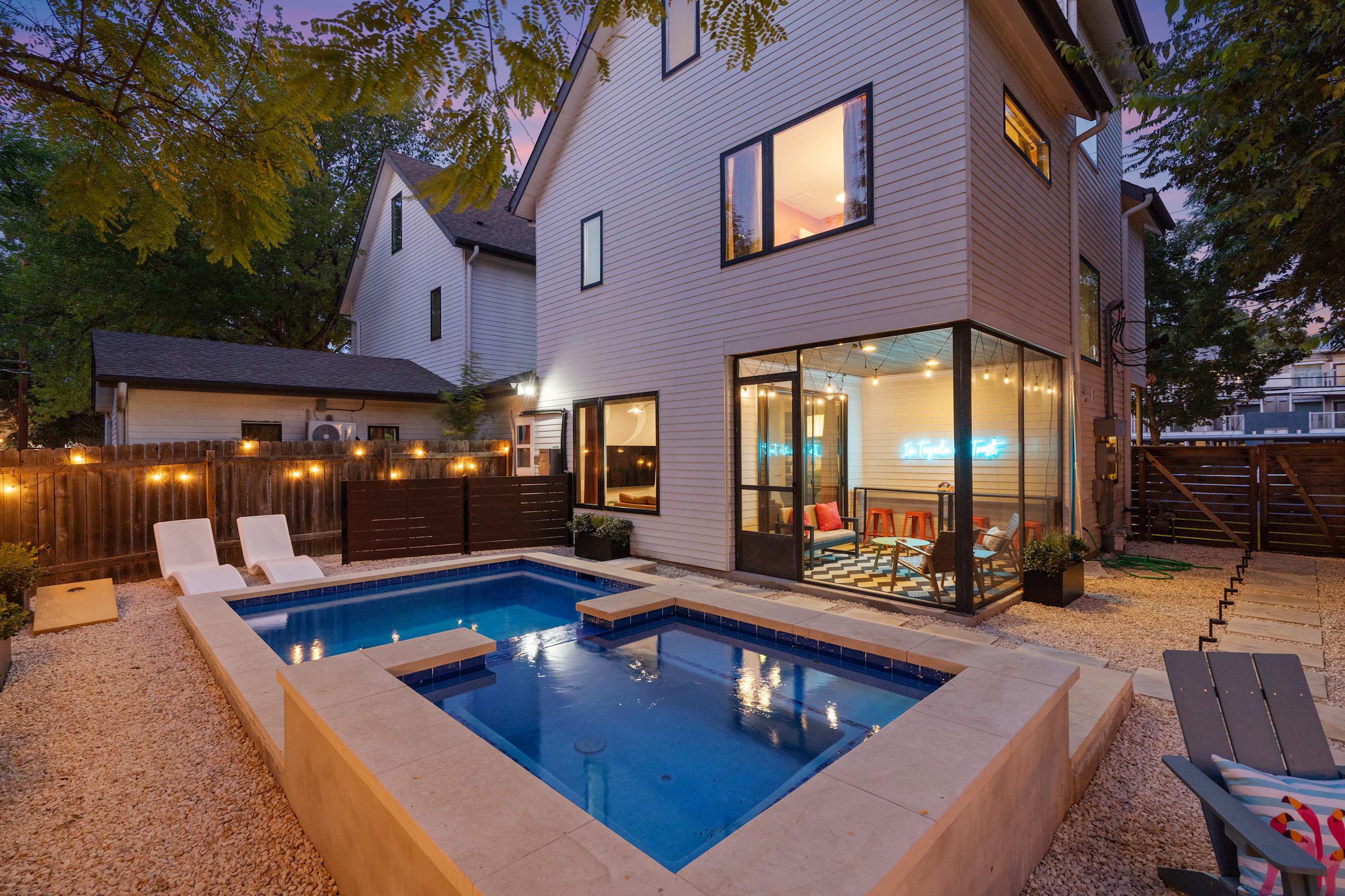Walk to Rainey St - Pool - Hot Tub - Fire Pit