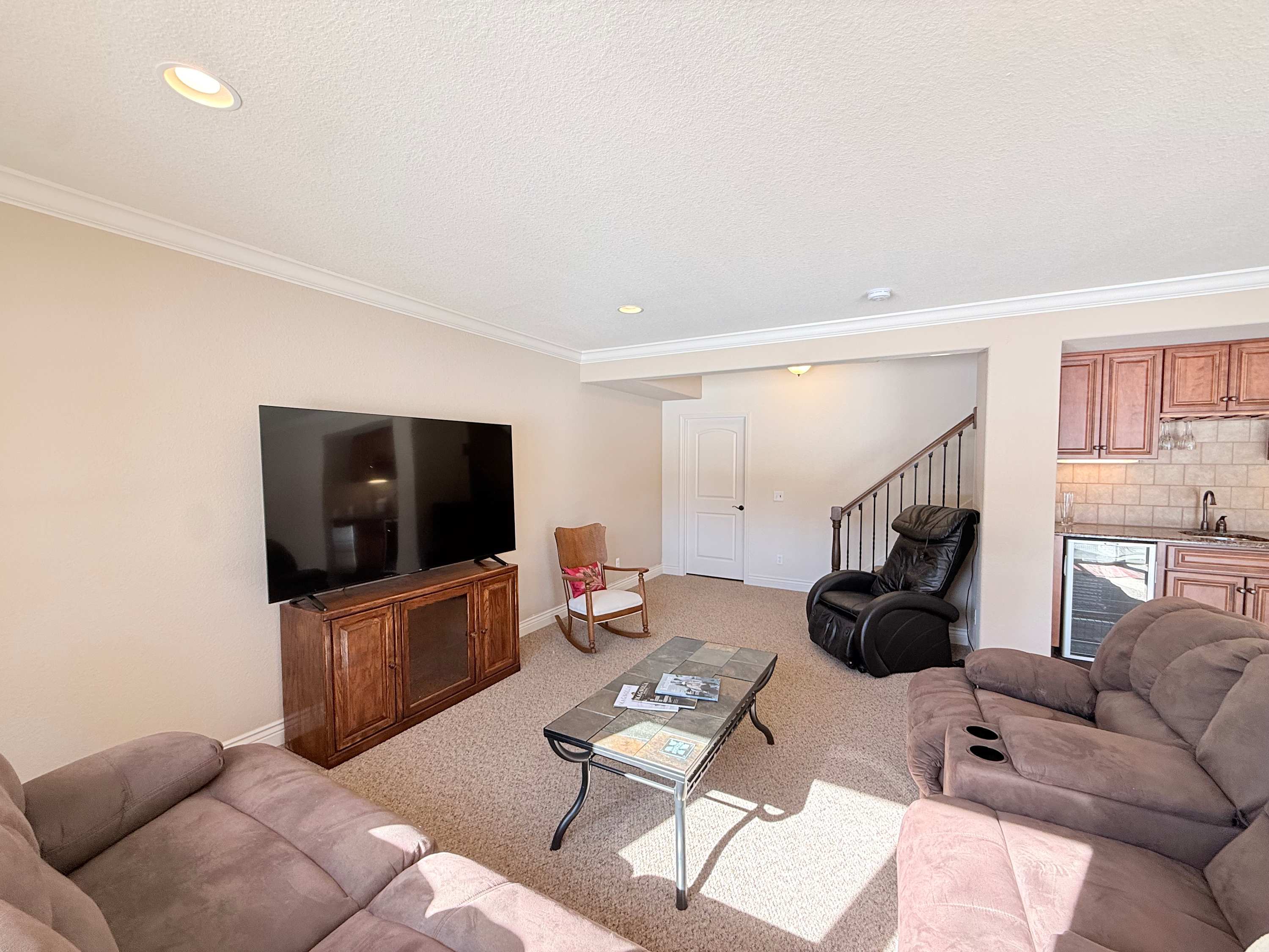 Villa 124’s den with a smart TV & wet bar is ideal for epic movie nights in​