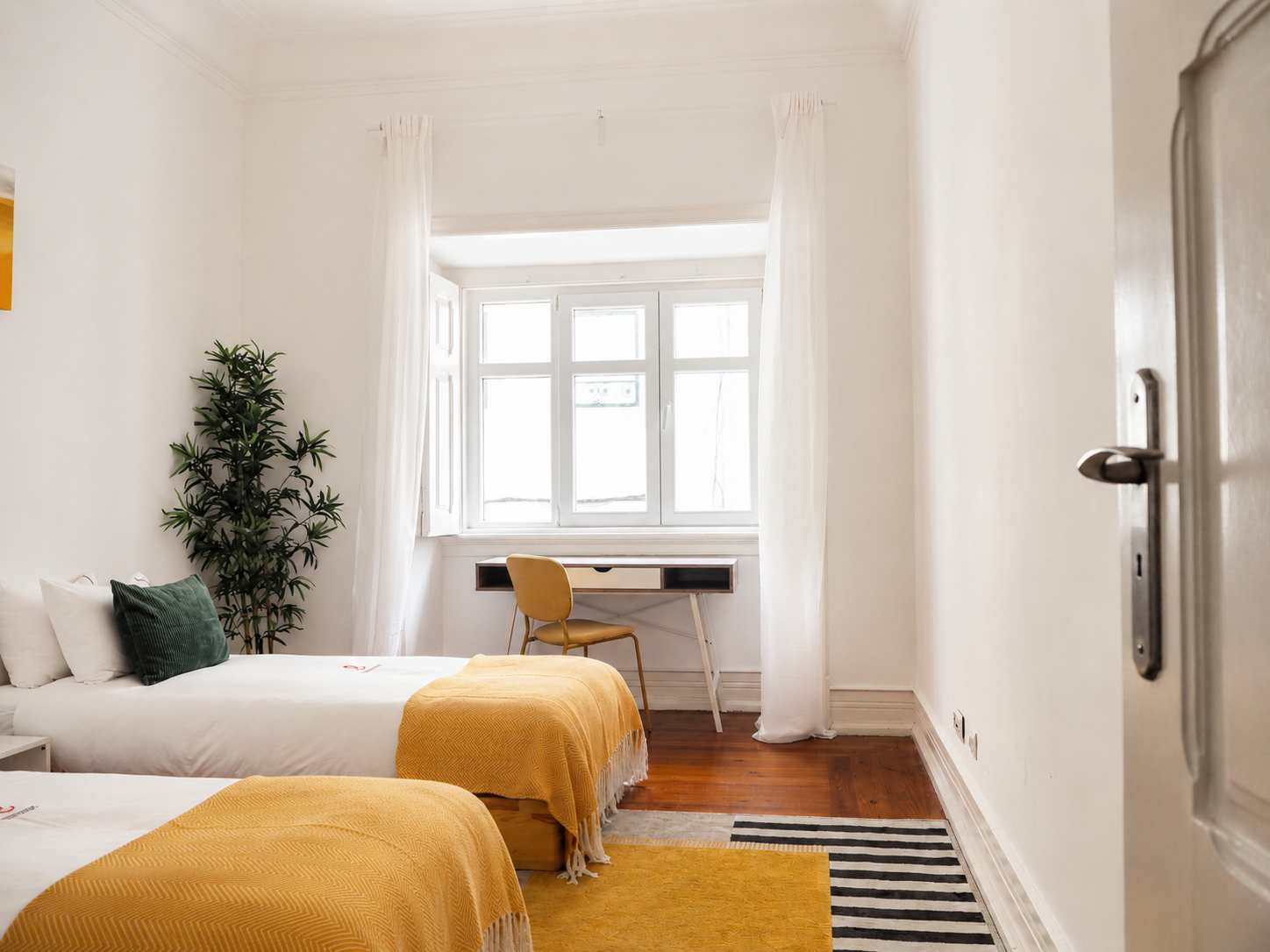 4BR Family Home w/Playroom, Garden & Parking - Picture 14