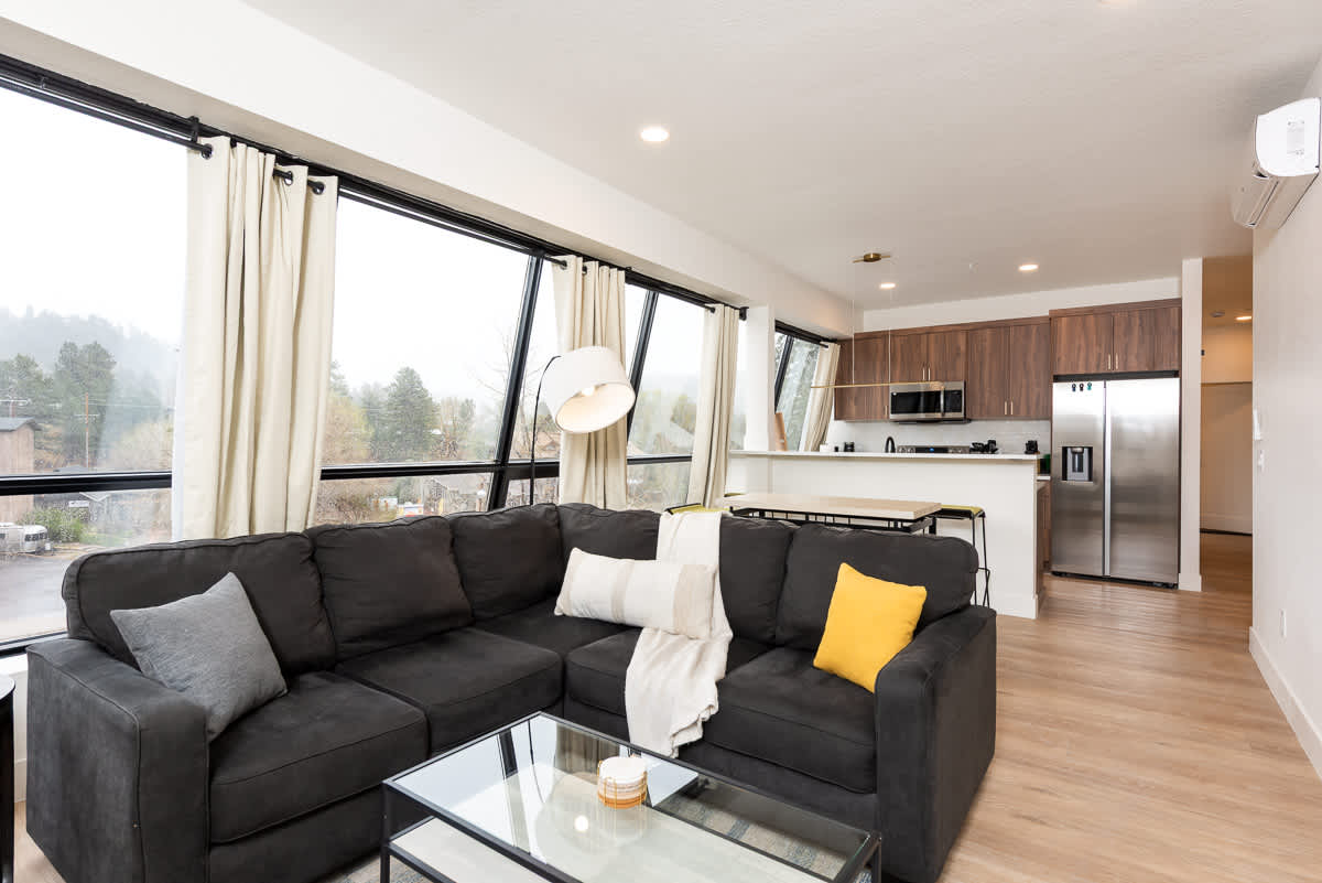 Modern Condo With Town And Mountain Views! - 埃弗格林