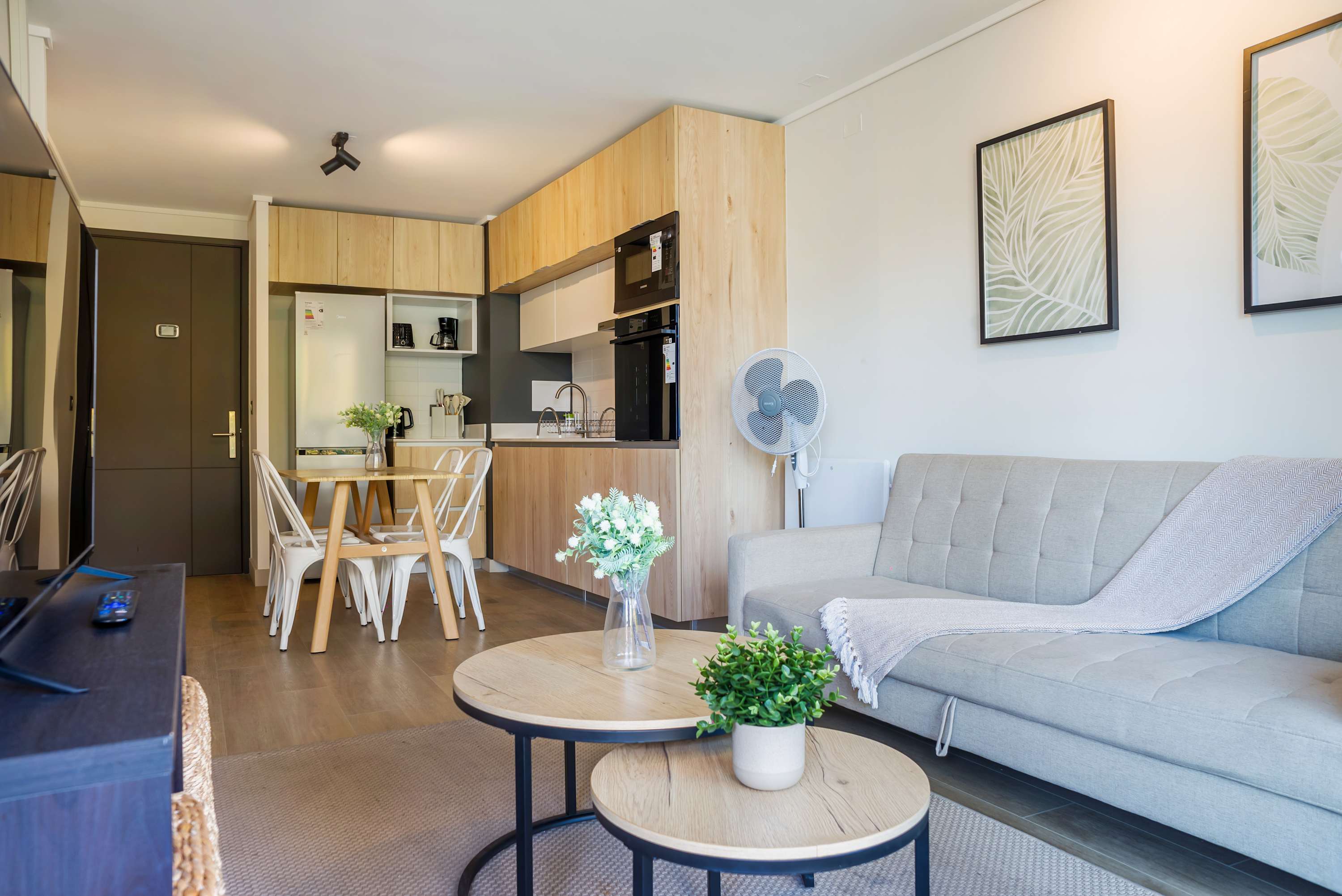 Cozy and modern living space with a fully equipped kitchen and stylish decor, perfect for a relaxing stay.