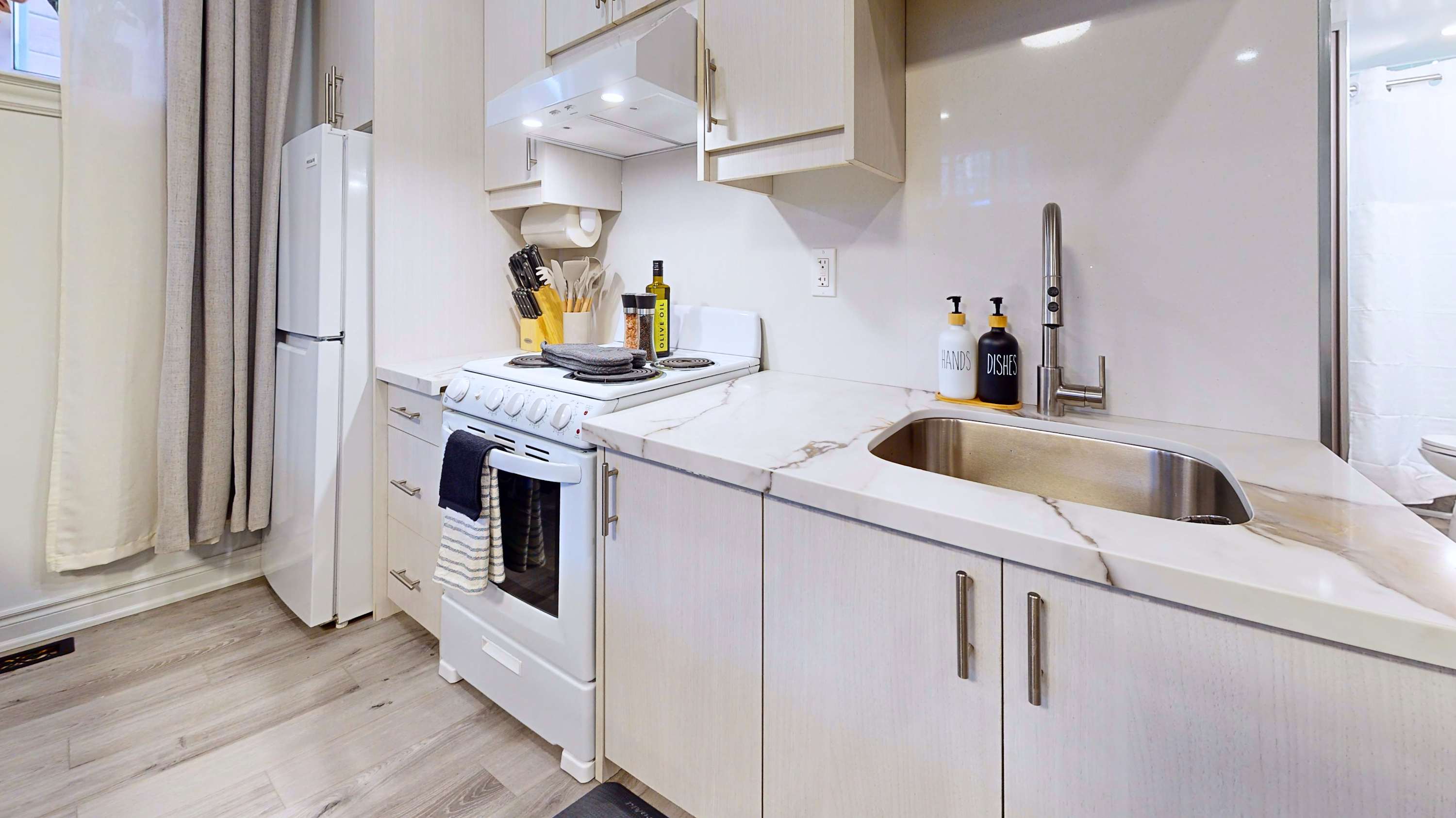 New Modern Basement Suite St Clair Hotel | Photo 12