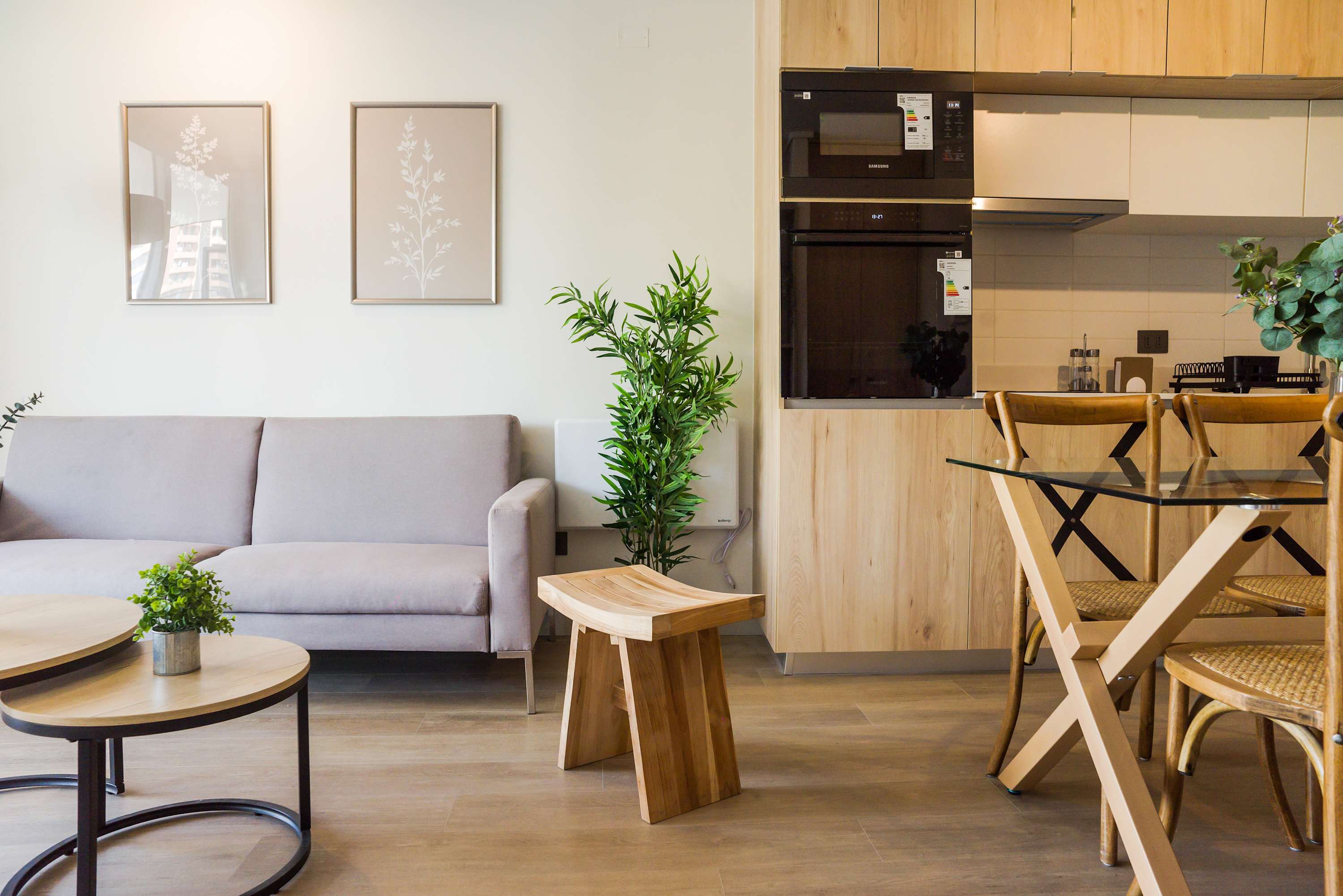 Cozy and modern living space with stylish decor and a fully equipped kitchen, perfect for a relaxing stay.