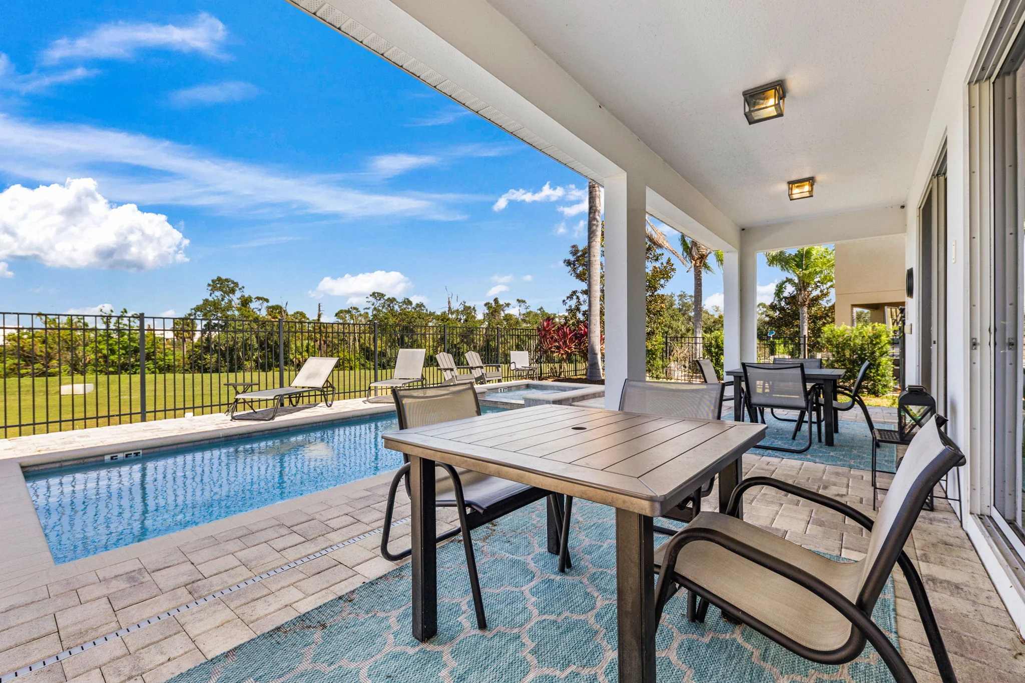 Family villa with private pool & full kitchen