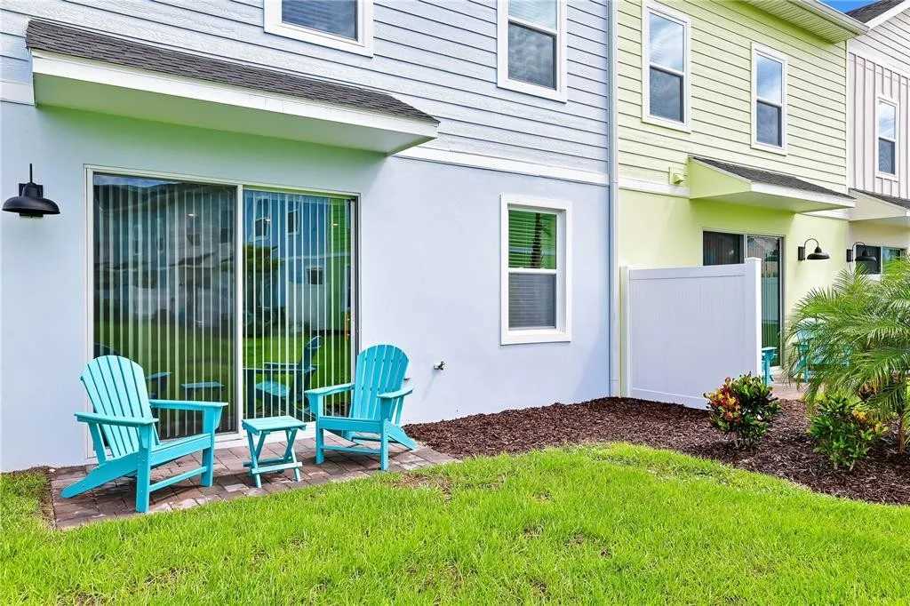 Townhome with patio near Disney and parks
