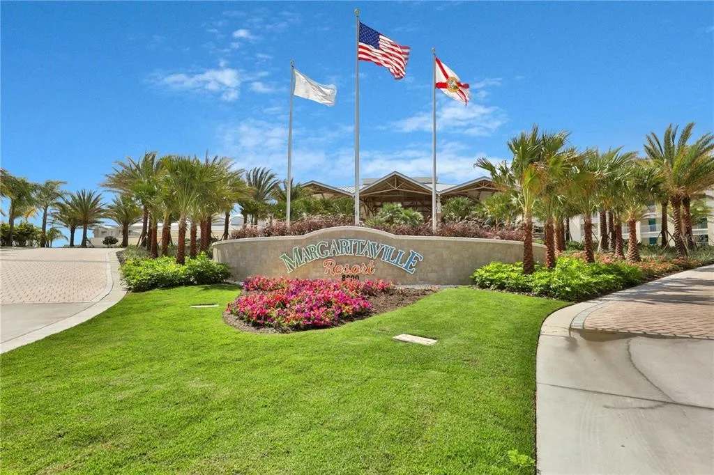 Townhome with patio near Disney and parks