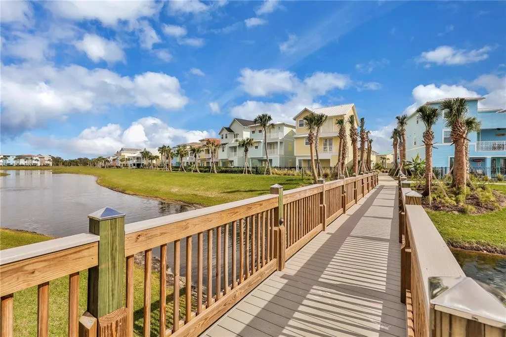 Townhome with patio near Disney and parks