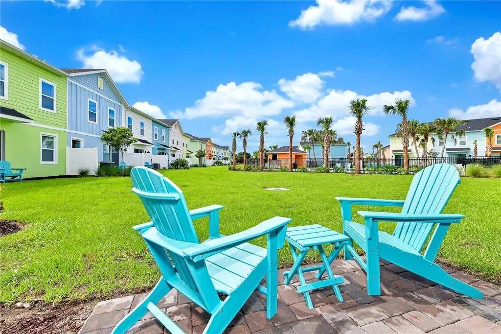 Townhome with patio near Disney and parks