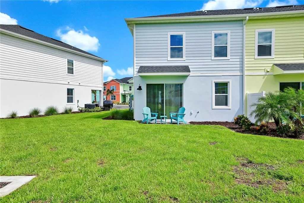 Townhome with patio near Disney and parks