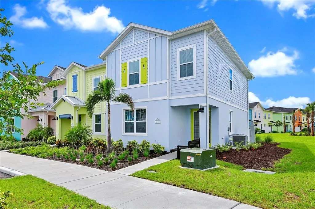 Townhome with patio near Disney and parks