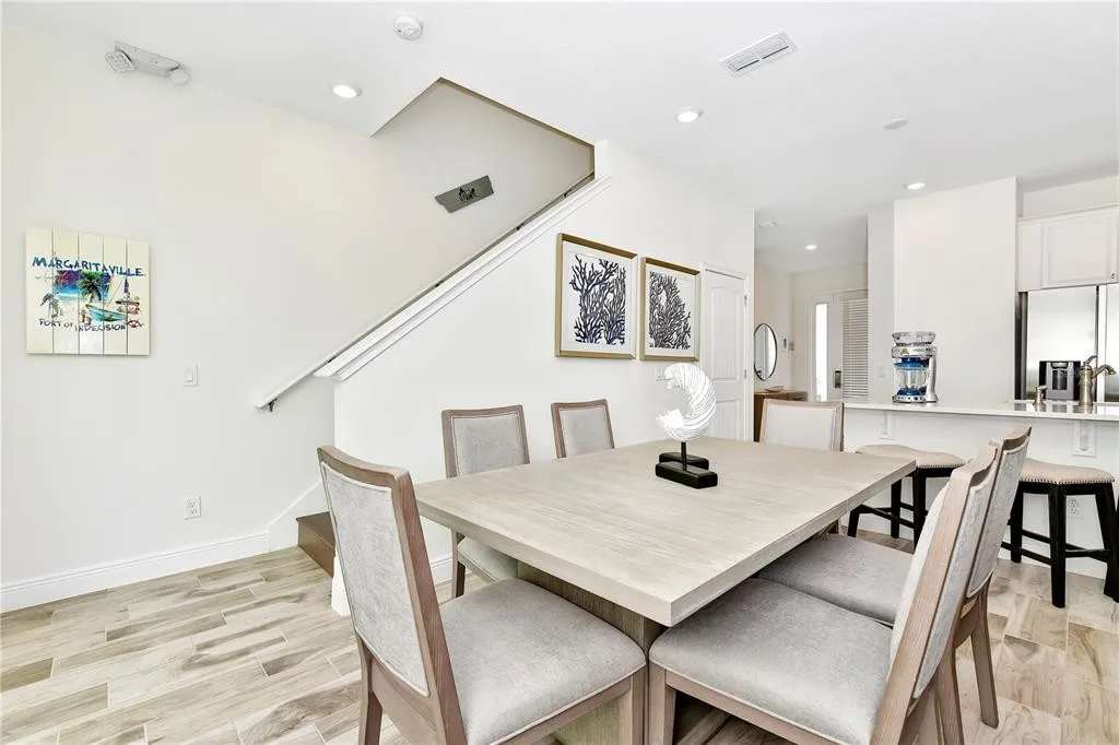 Townhome with patio near Disney and parks