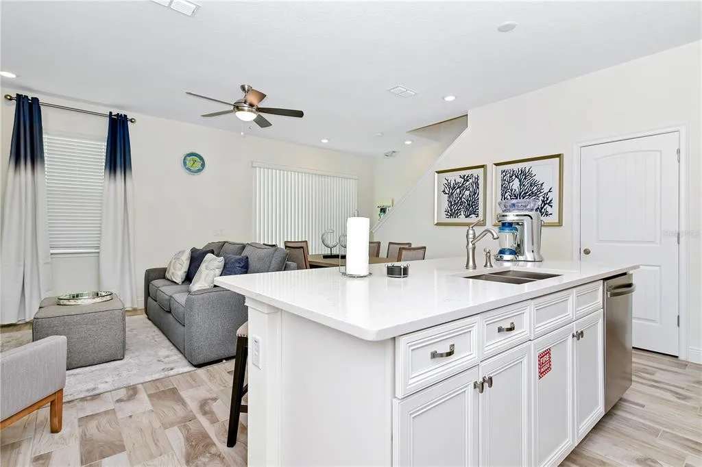 Townhome with patio near Disney and parks