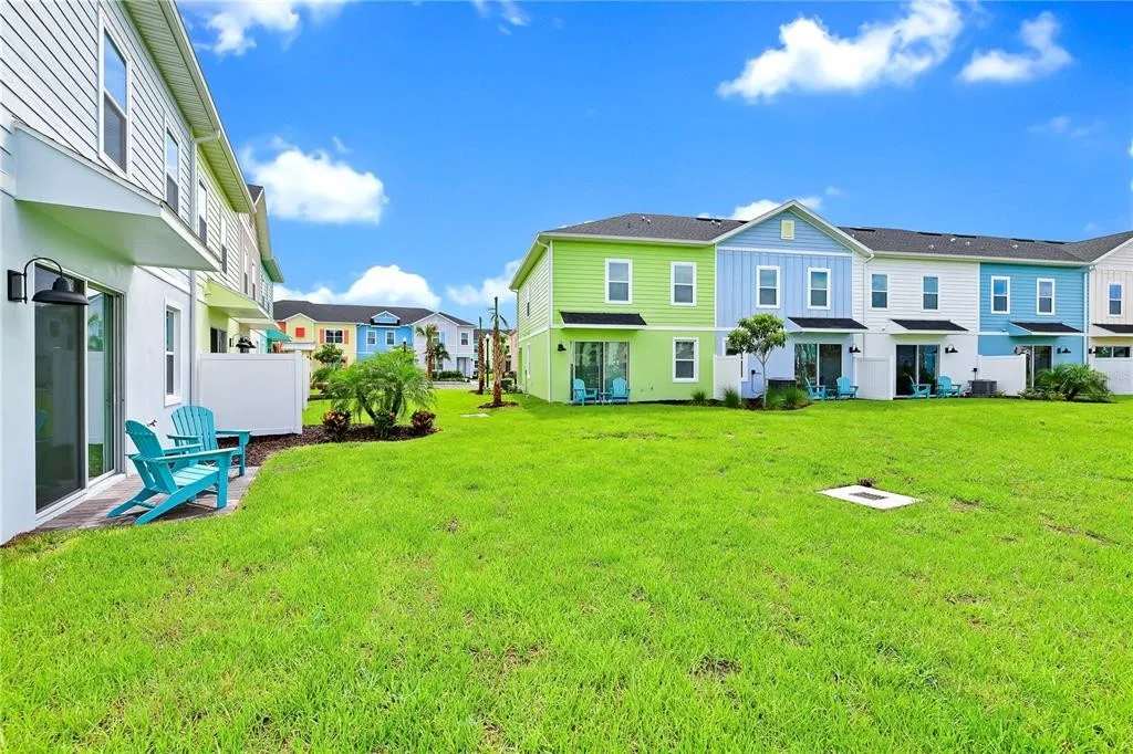 Townhome with patio near Disney and parks