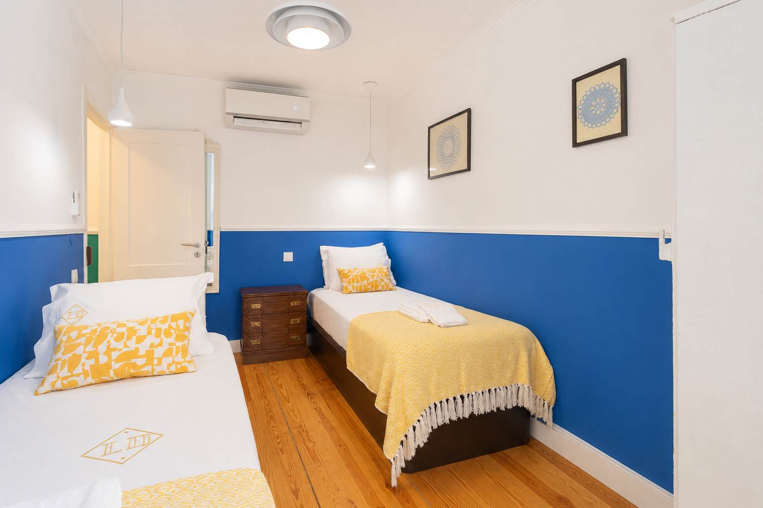 Sunny 4BR  Terrace  Air Con Near Tram 28 - Picture 10