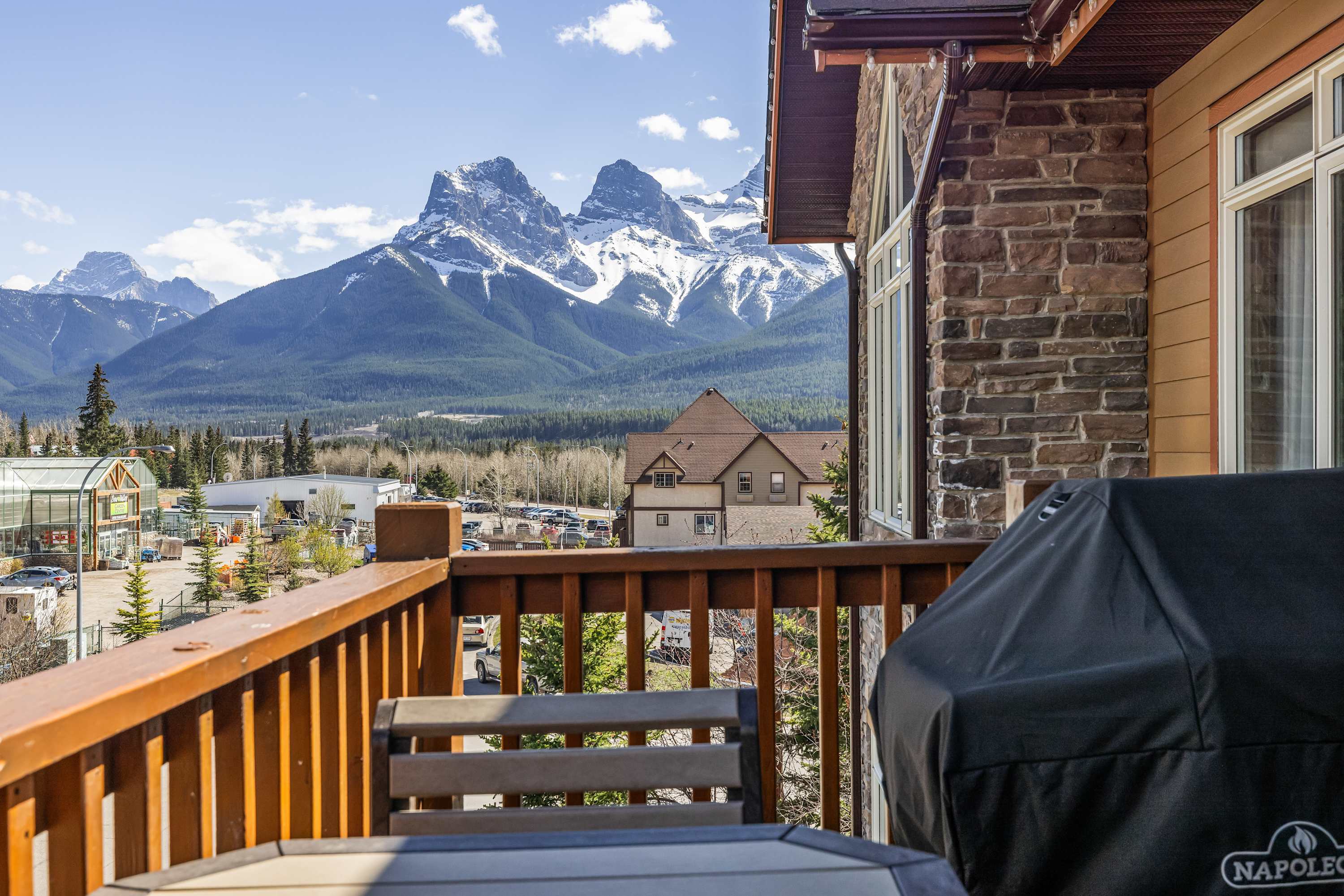 Heated Outdoor Pool And Hot Tub - Stunning Mountain Sanctuary - Canada