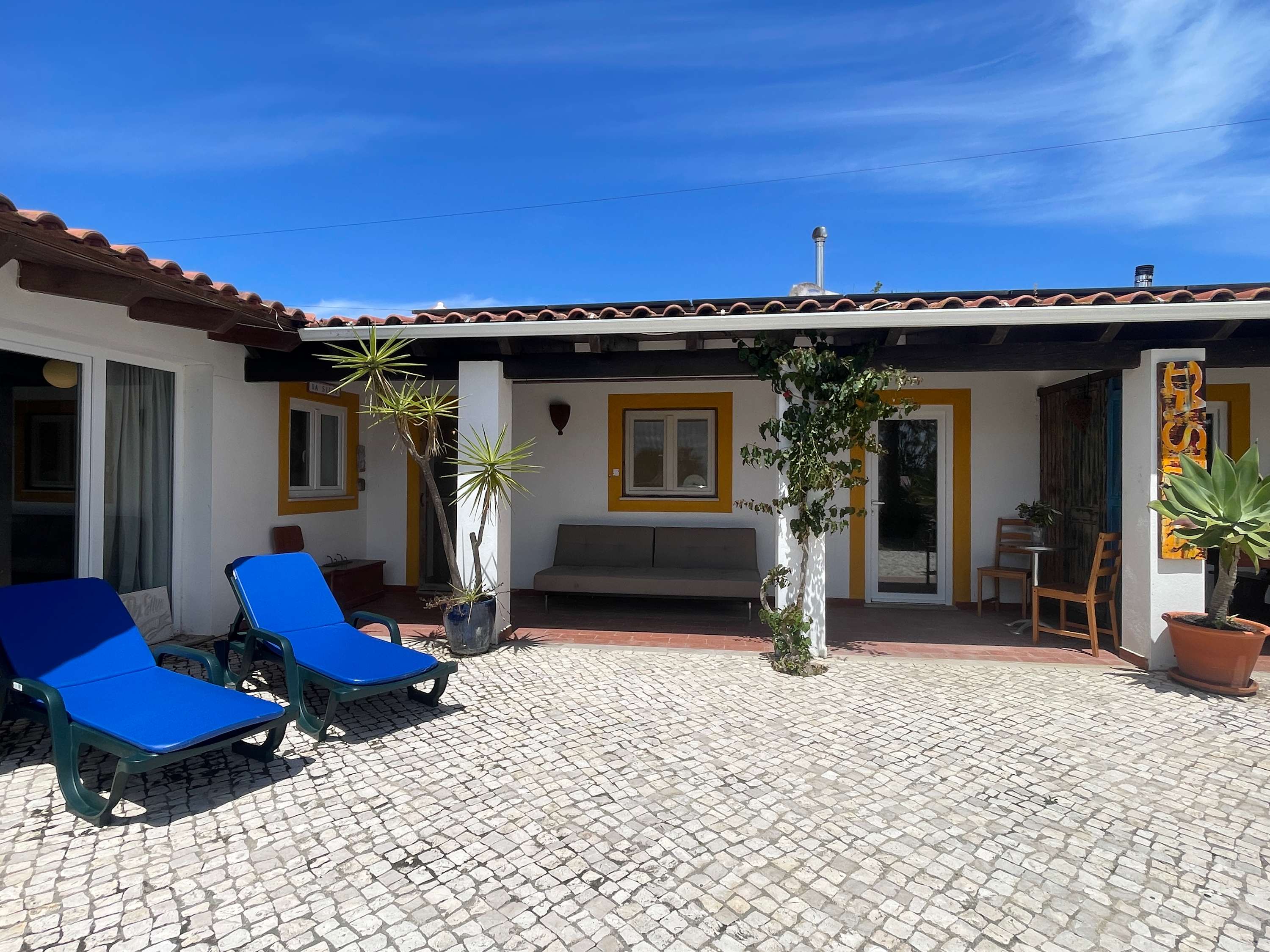 Casa Galeria – Artistic Surf Lodge in Portugal