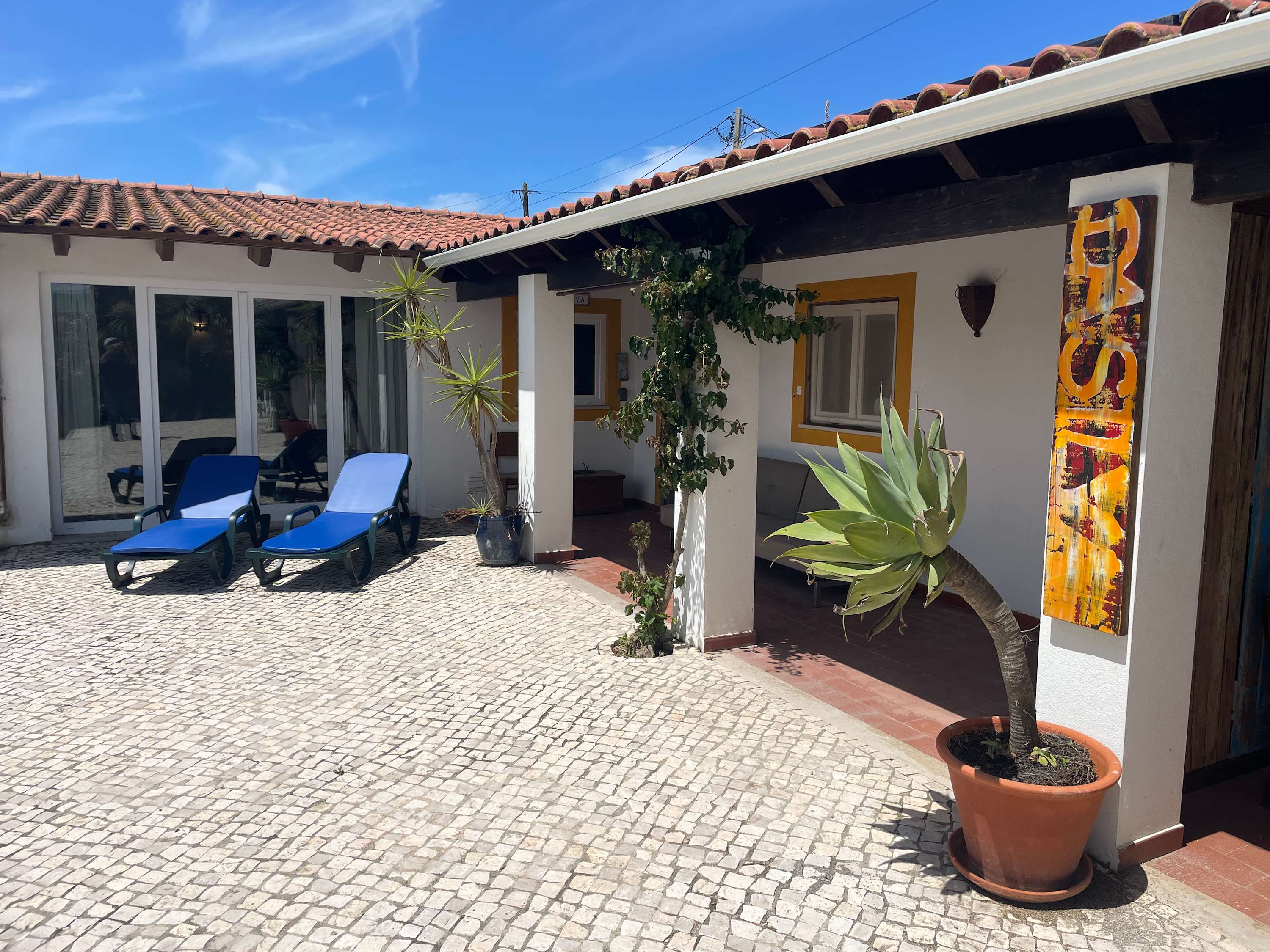 Casa Galeria – Artistic Surf Lodge in Portugal