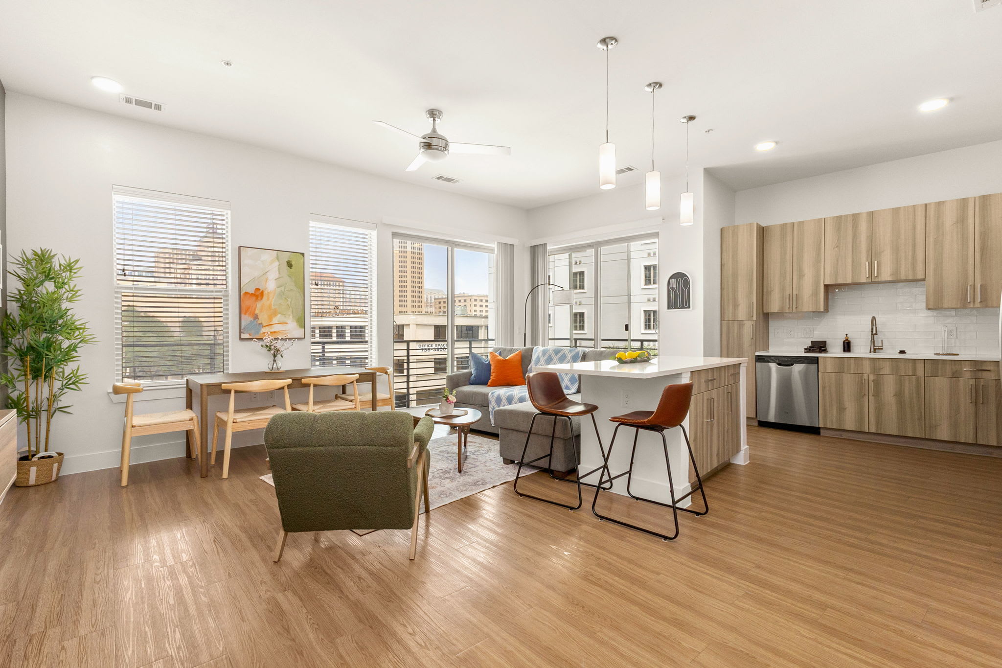 Central Flat: Pool|Free Parking|Walk to Riverwalk in San Antonio, TX