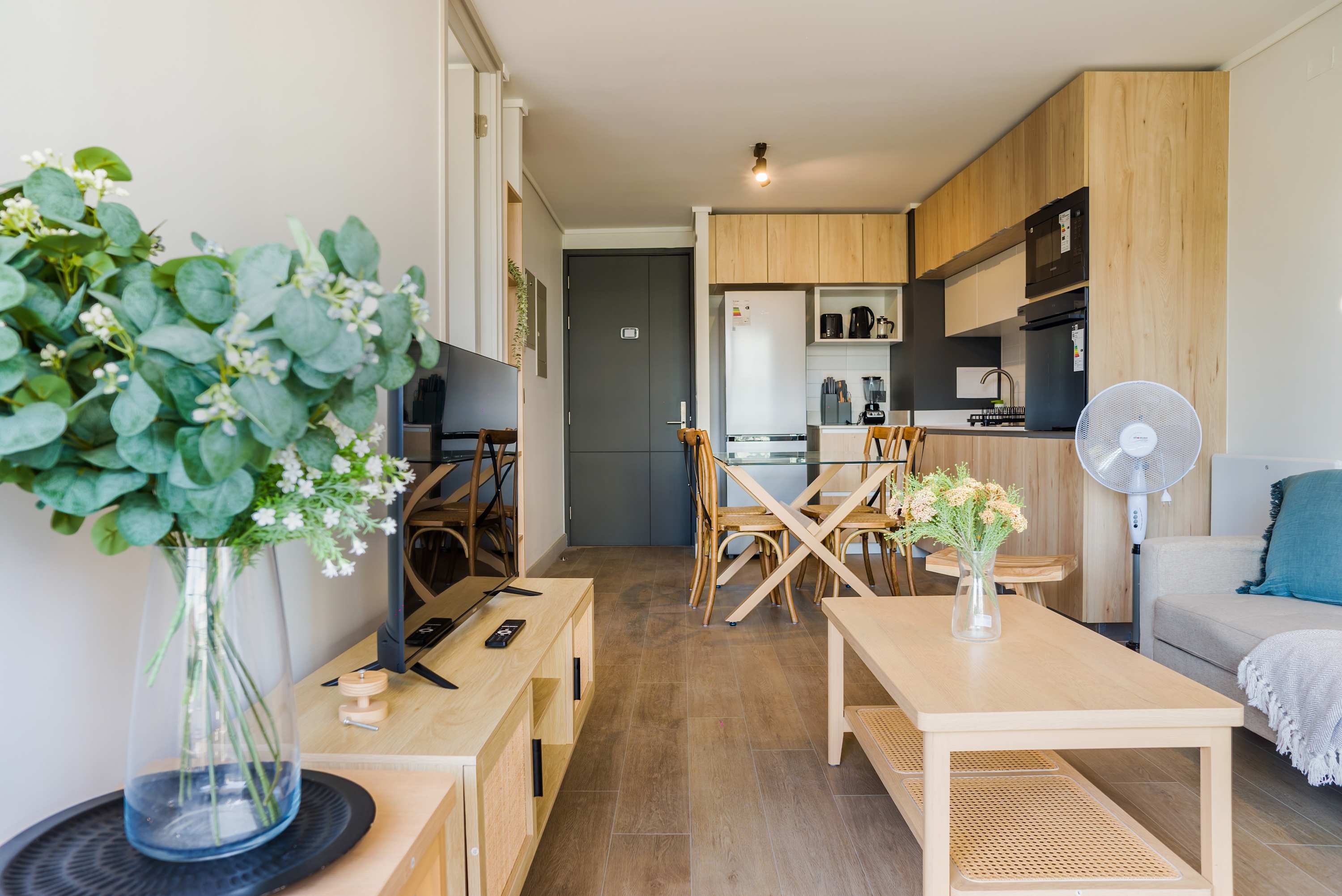 Cozy and modern living area with a fully equipped kitchenette, perfect for a relaxing stay in the heart of the city.