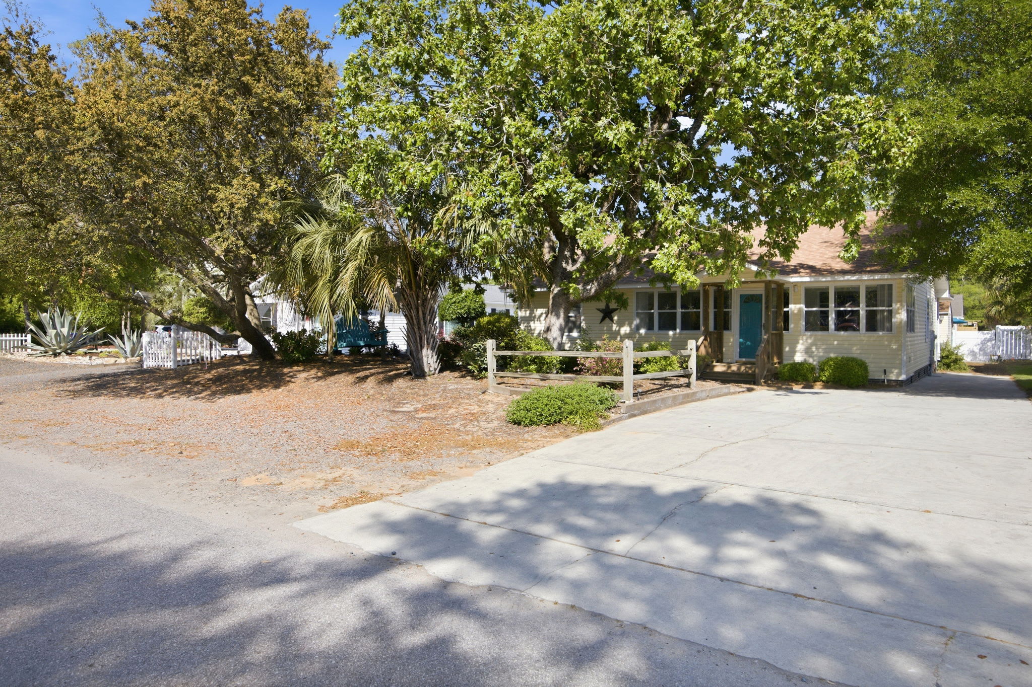 NE 38th Street Dog Friendly Star Spangled Manor | Photo 43