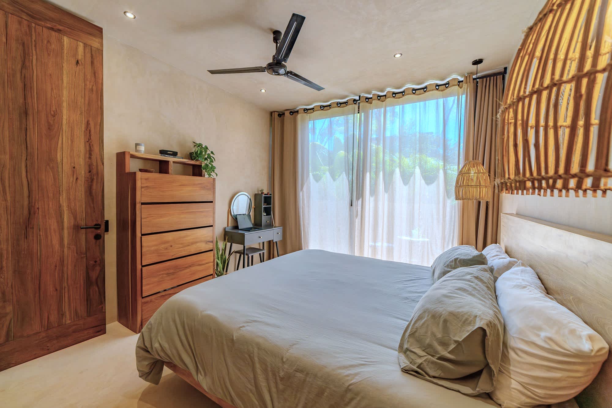 Lovely bedroom, spacious and beautifully illuminated with natural light, creating a warm and romantic atmosphere.

