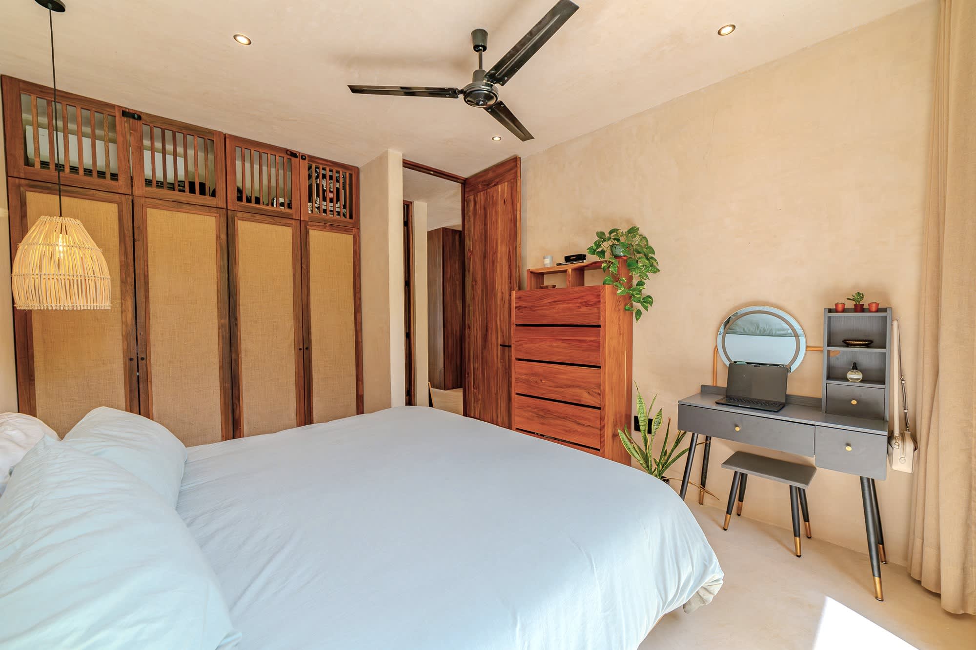 Lovely bedroom, spacious and beautifully illuminated with natural light, creating a warm and romantic atmosphere.
