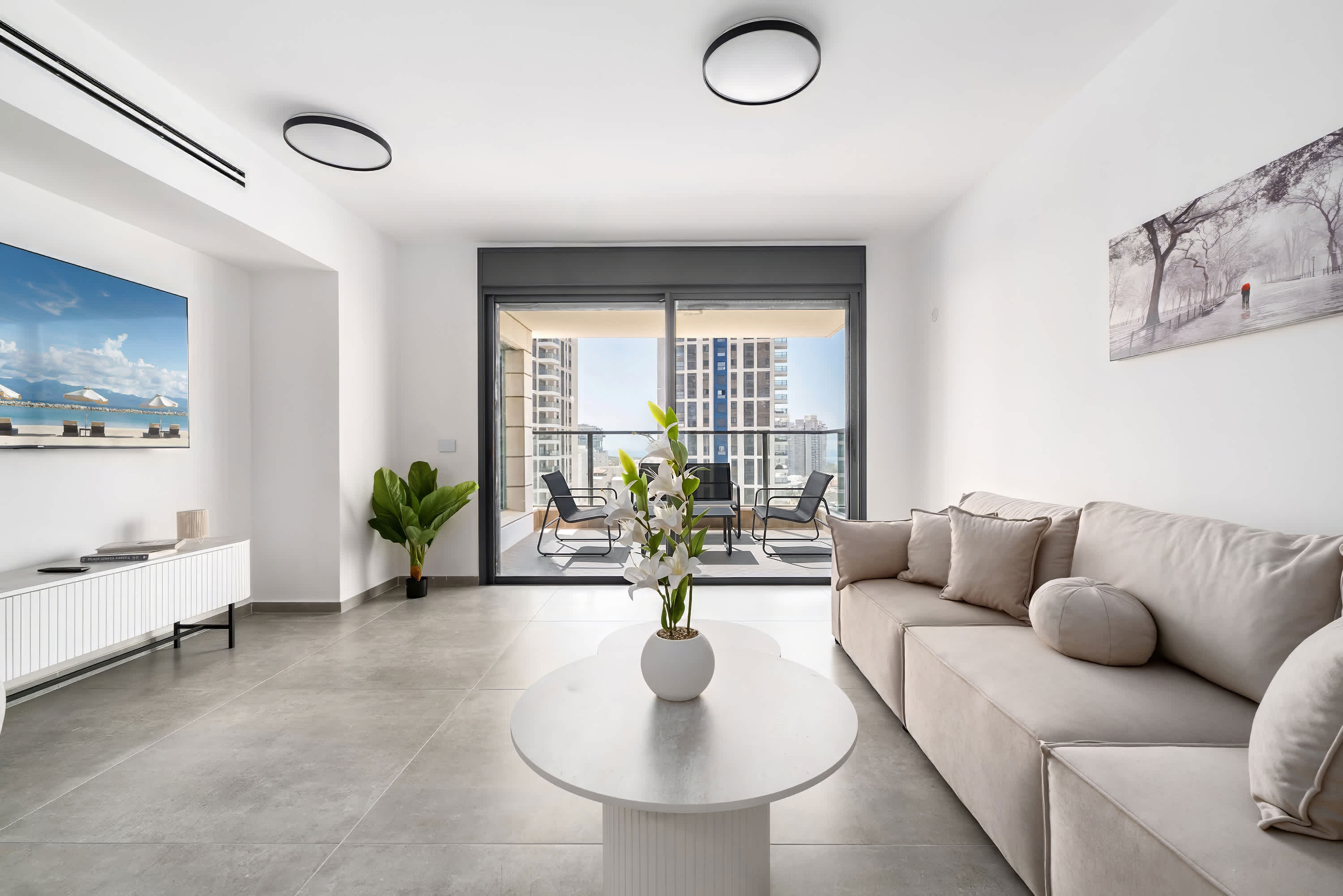 Spacious 4BR w Balcony & Mamad l Bldg Renovation