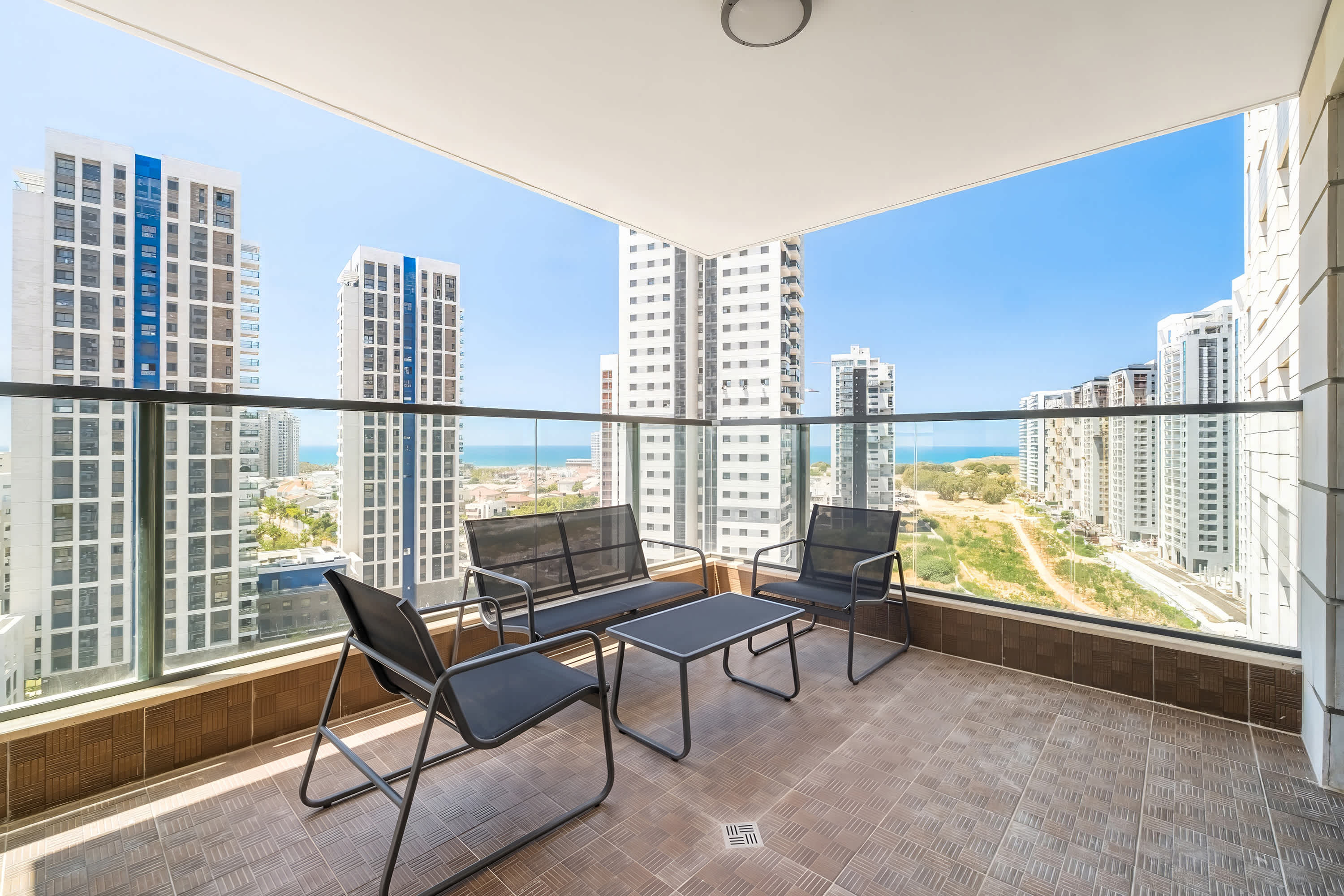 Modern 4BR Apt l Balcony l Mamad l Bldg Renovation