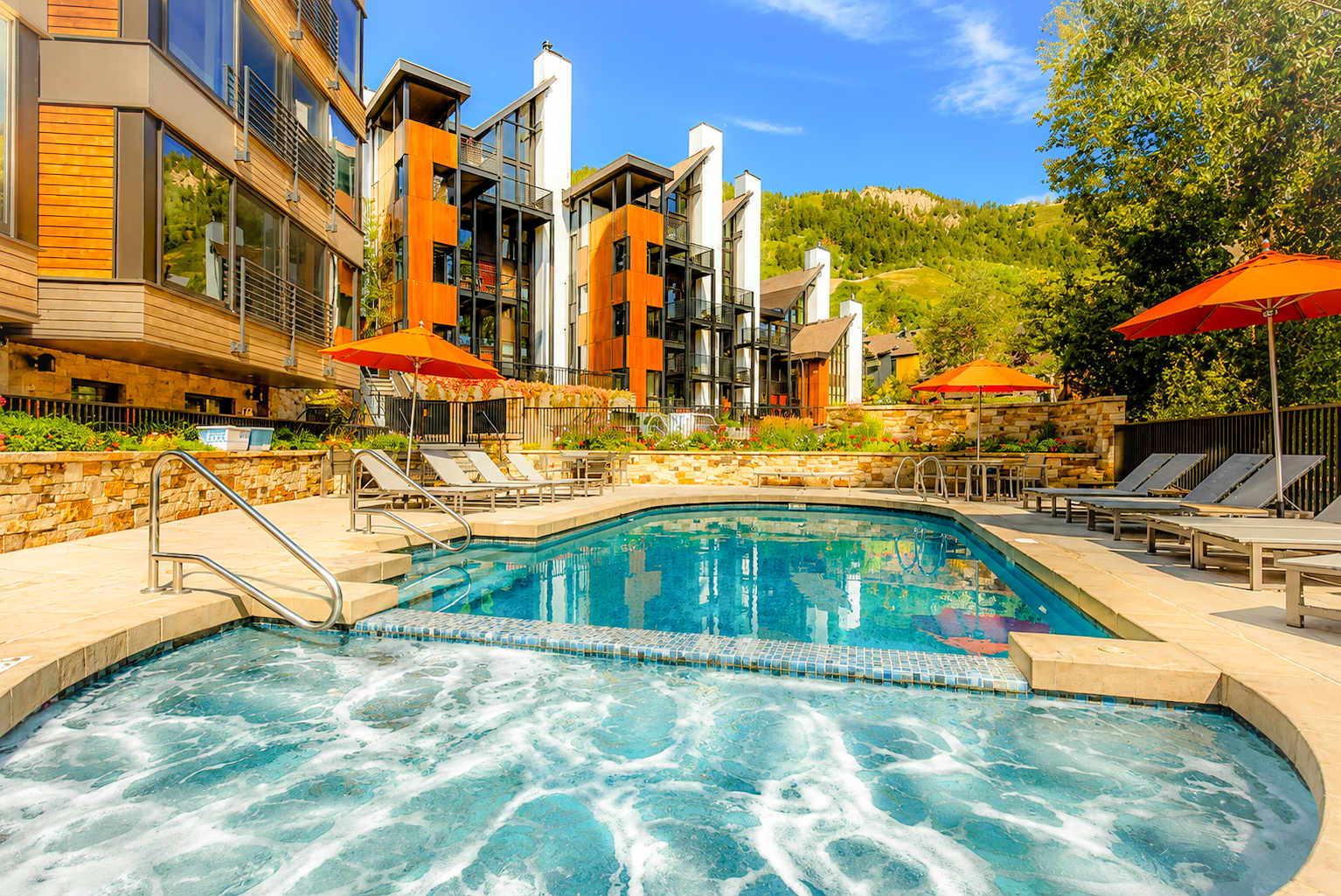 Ski-in&Out Renovated 3BR, 3BA w AC, Pool & Hot-tub