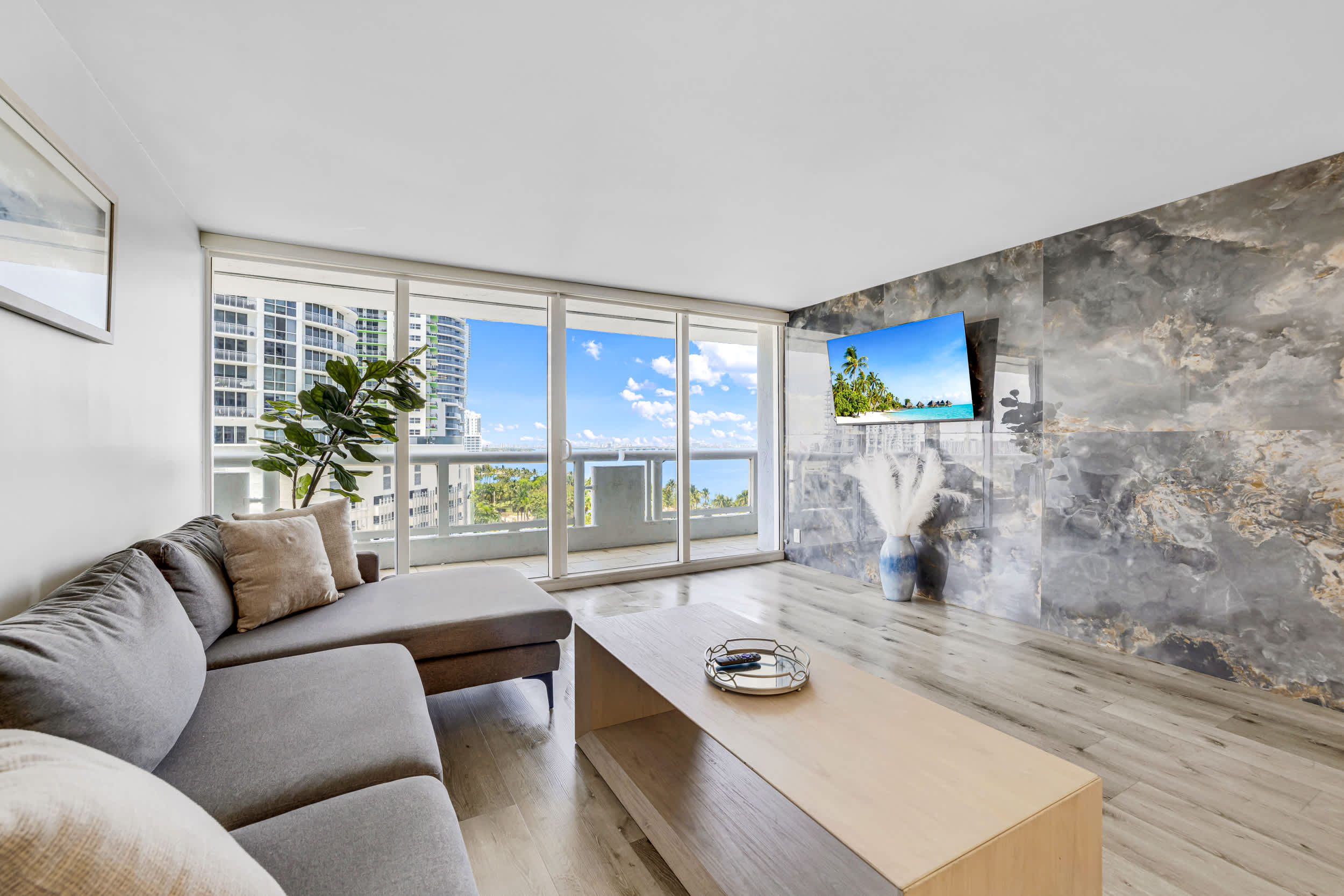Balcony & Bay View | Downtown | Gym | StayCozy