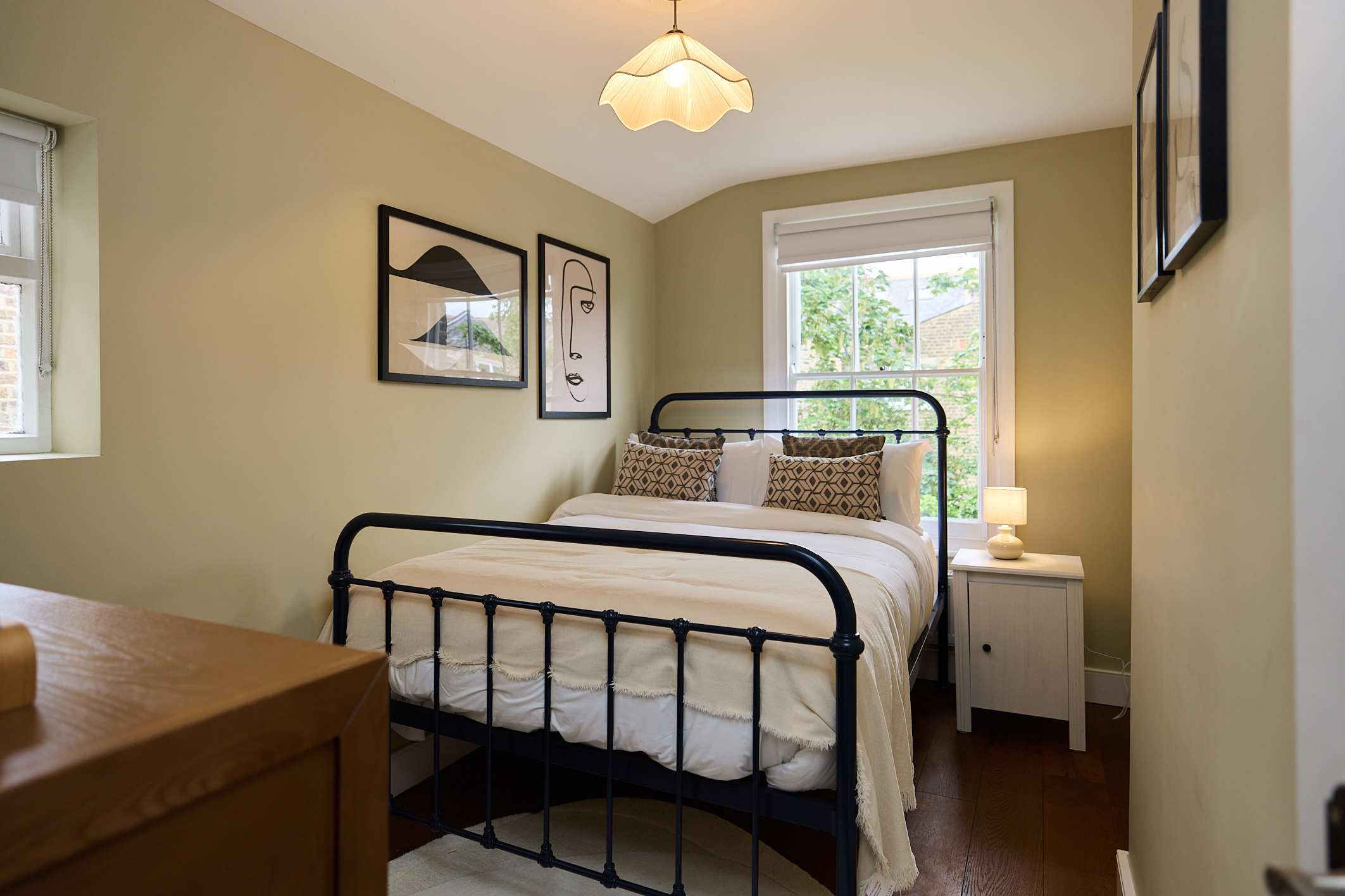 The Courtyard & Eaves House - Queen's Park in Huxley Street 40 W10 4QQ - Property image 14 - VivreStays