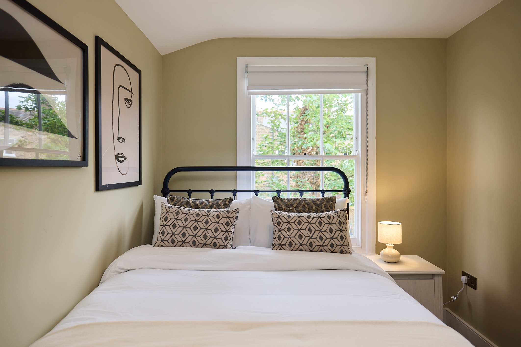 The Courtyard & Eaves House - Queen's Park in Huxley Street 40 W10 4QQ - Property image 4 - VivreStays