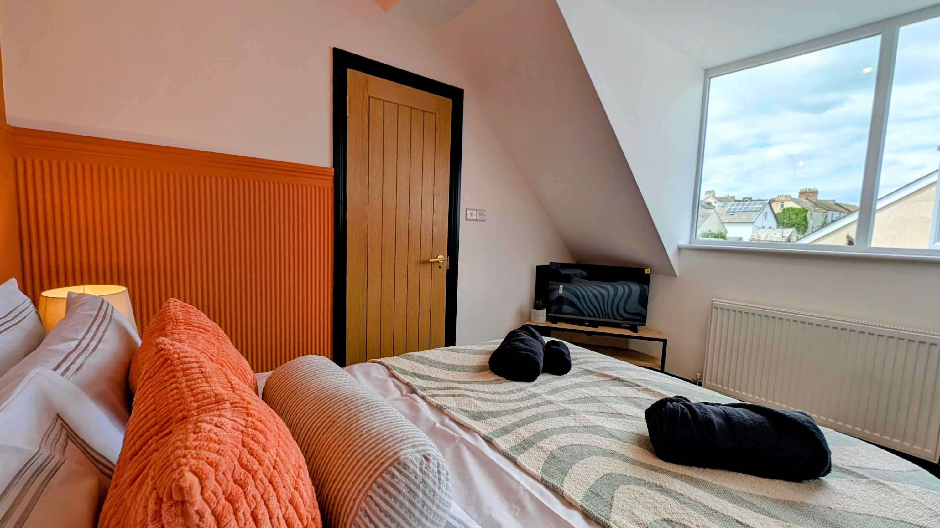 Luxury Seaton Beach Devon Sleeps 8 Parking in Queen Street 36 EX12 2RB - Property image 33 - VivreStays