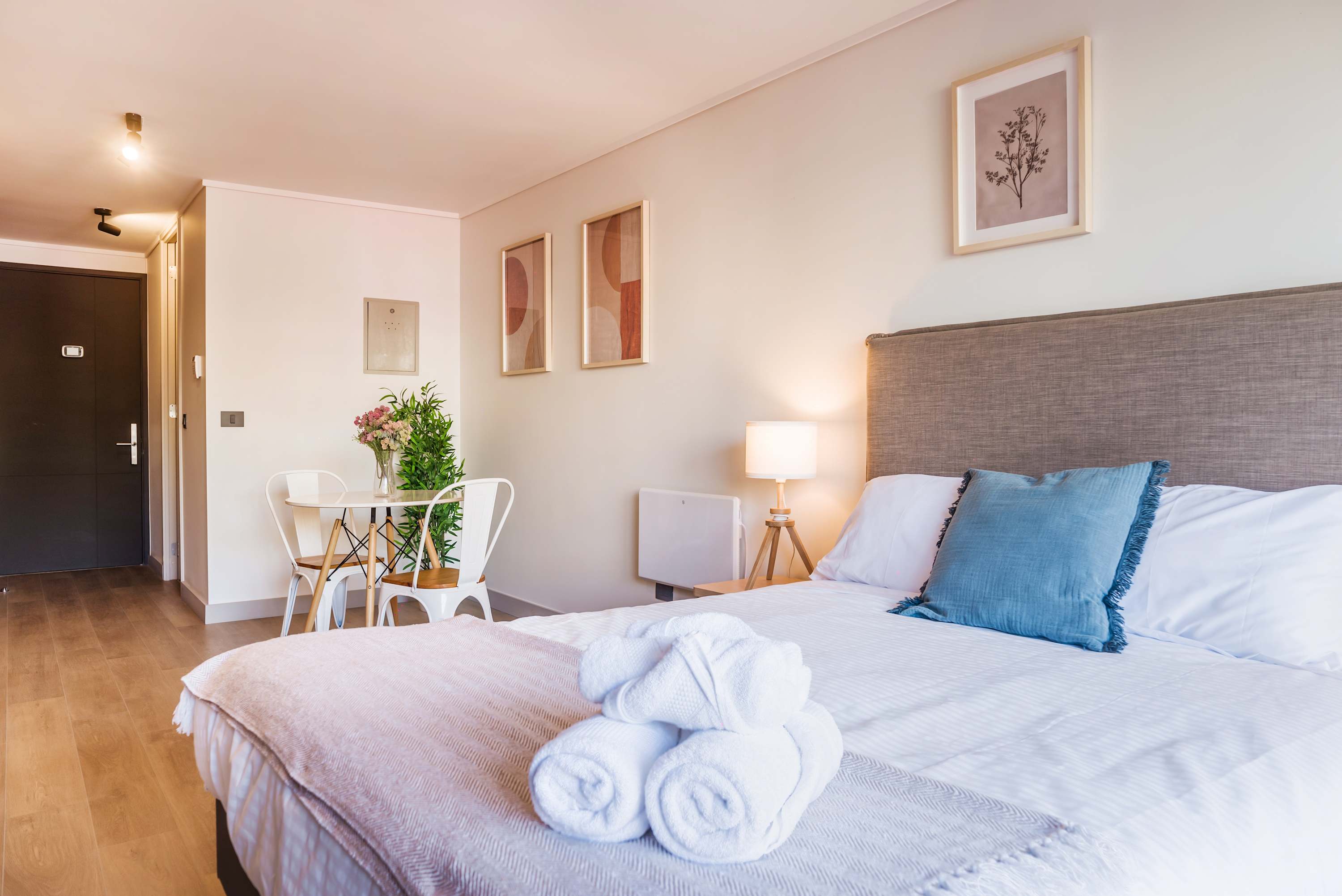 Charming studio with cozy bed and stylish decor, perfect for a relaxing stay in the heart of the city.