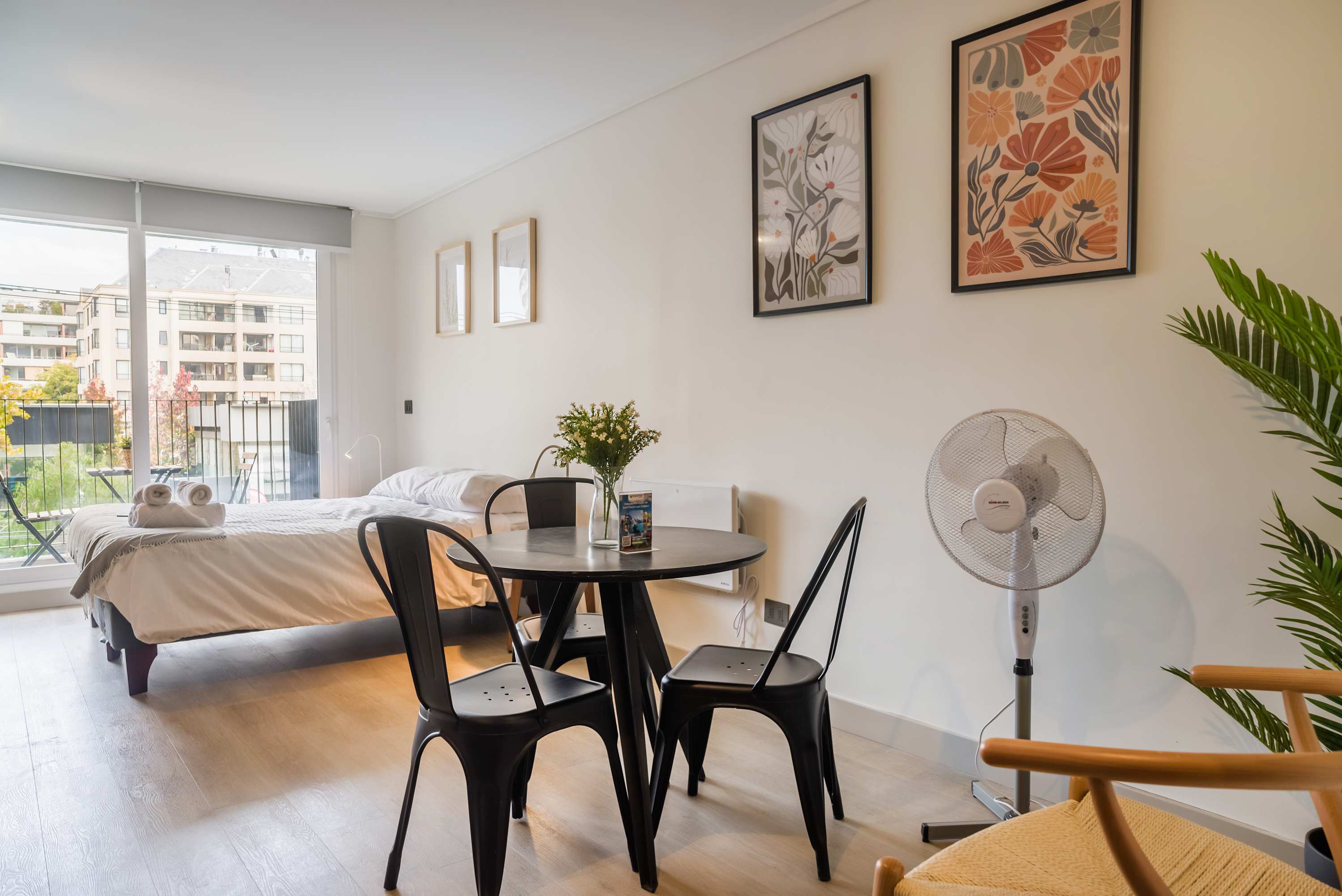 Bright and cozy studio with a charming balcony view, perfect for a relaxing stay in the heart of the city.