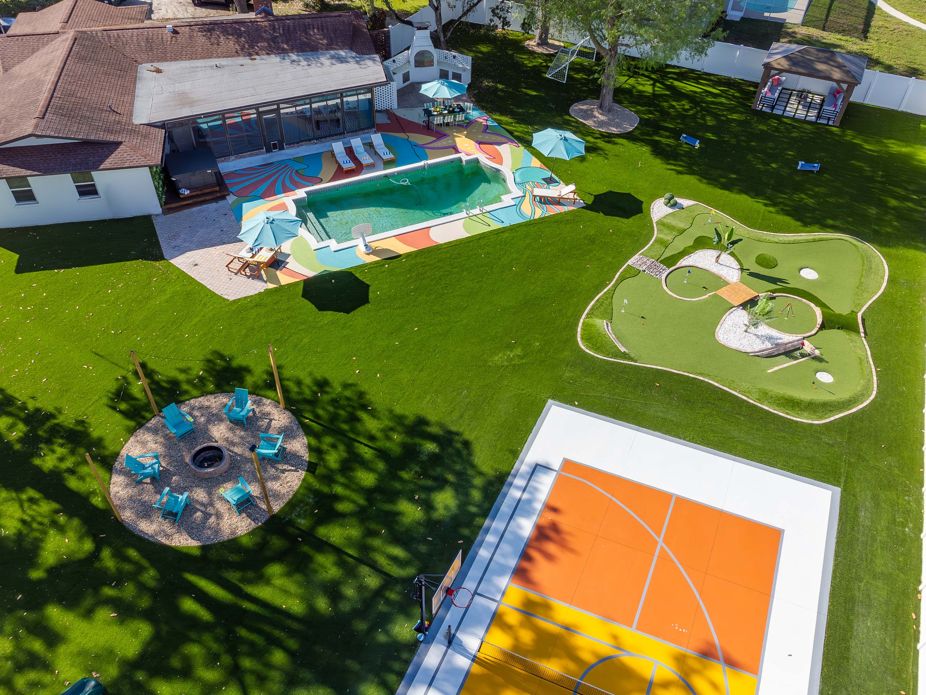 Tropical getaway w Pool, Pickleball & Game Room