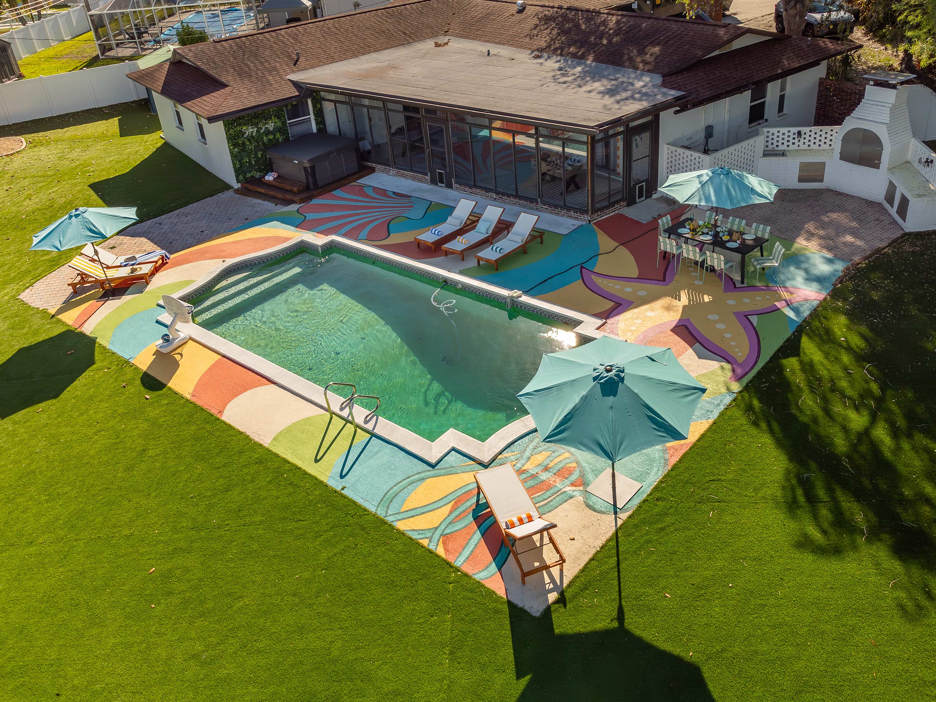 Tropical getaway w Pool, Pickleball & Game Room