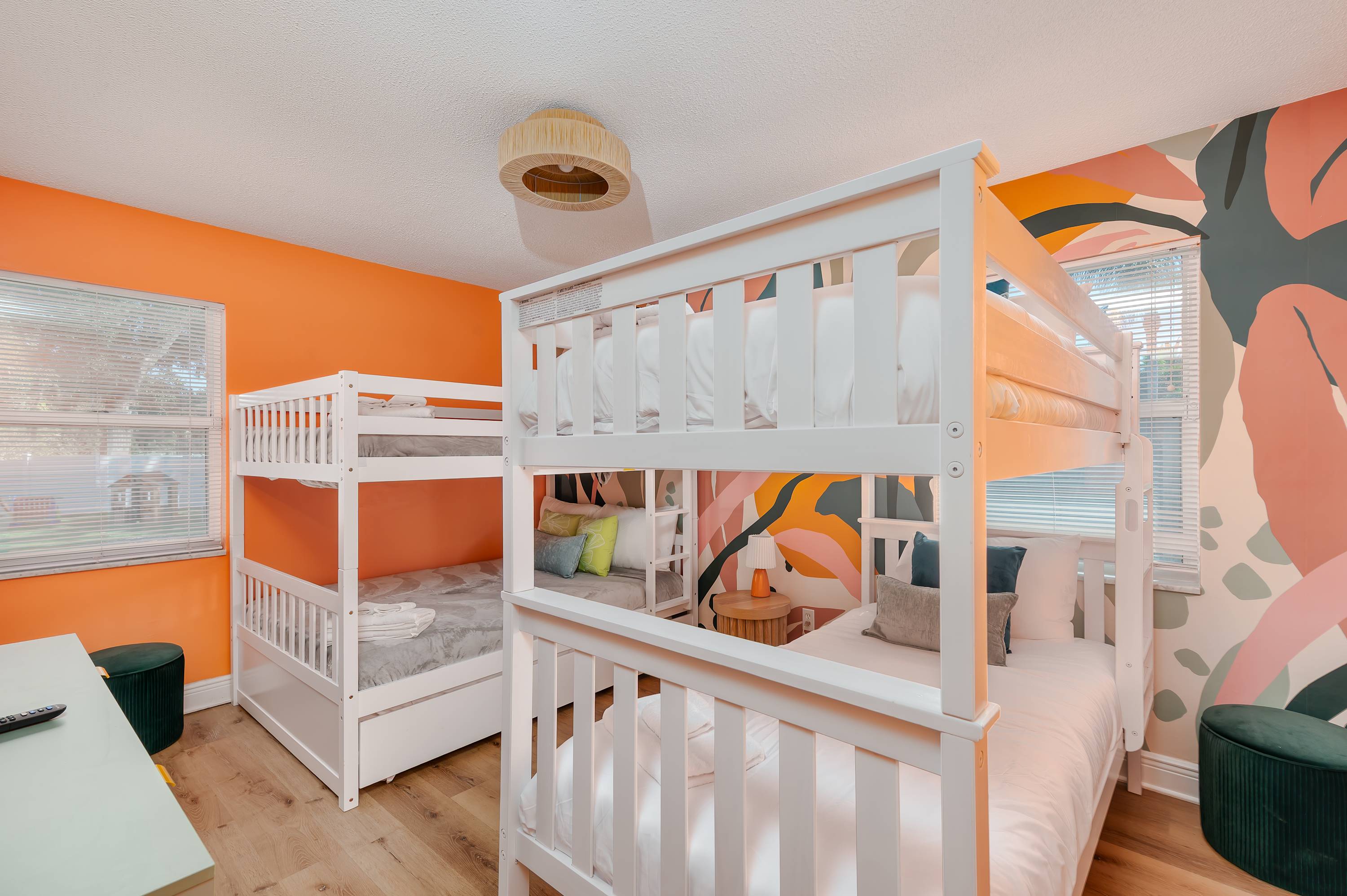 Tropical getaway w Pool, Pickleball & Game Room