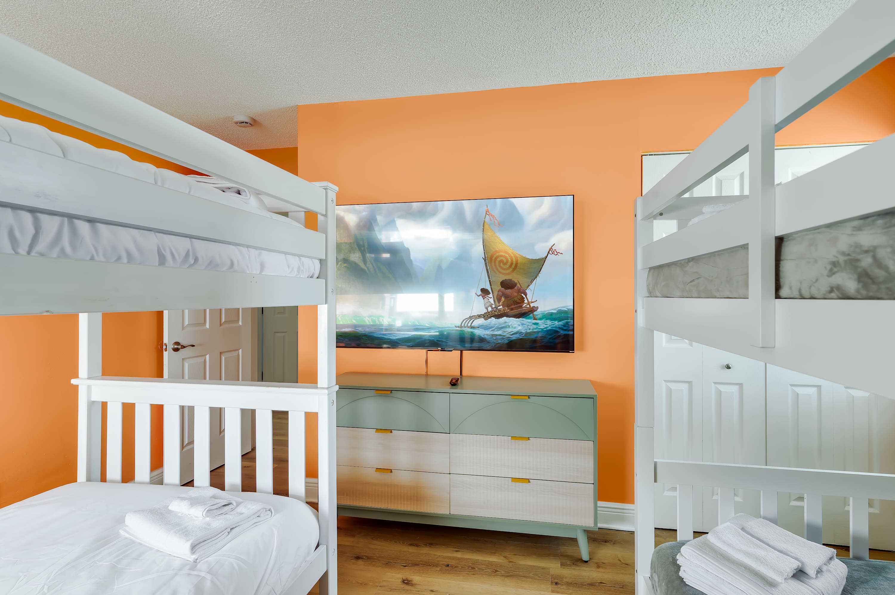 Tropical getaway w Pool, Pickleball & Game Room