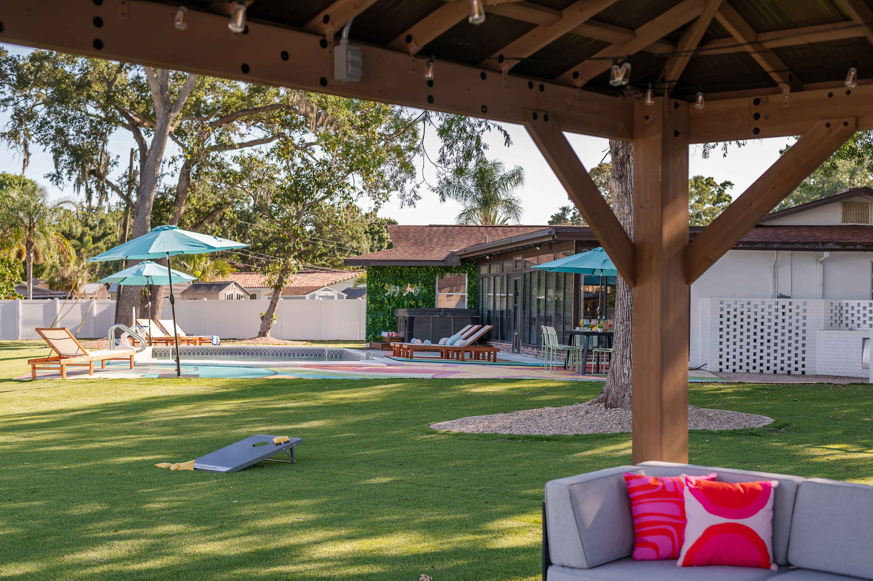Tropical getaway w Pool, Pickleball & Game Room