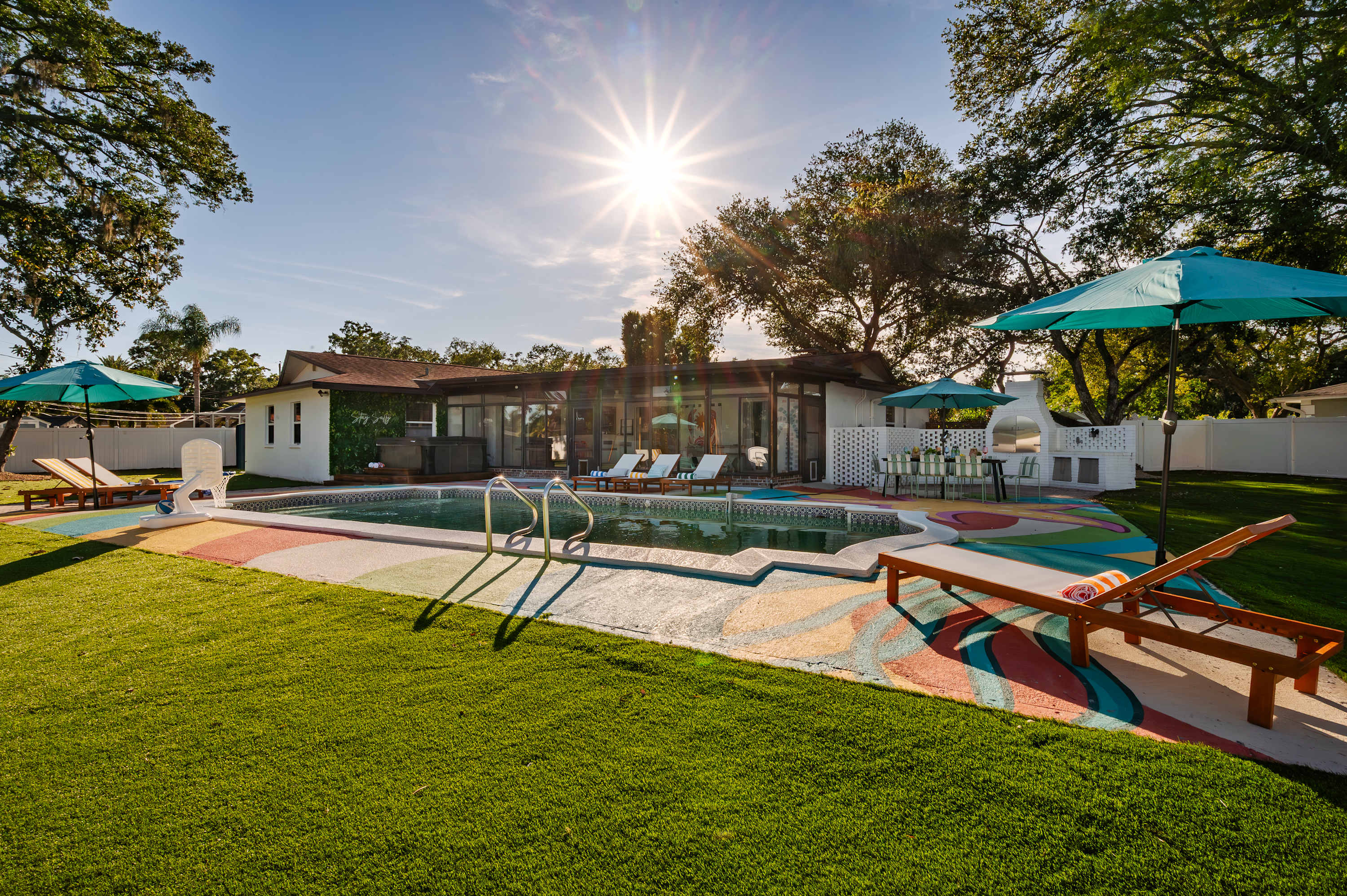 Tropical getaway w Pool, Pickleball & Game Room