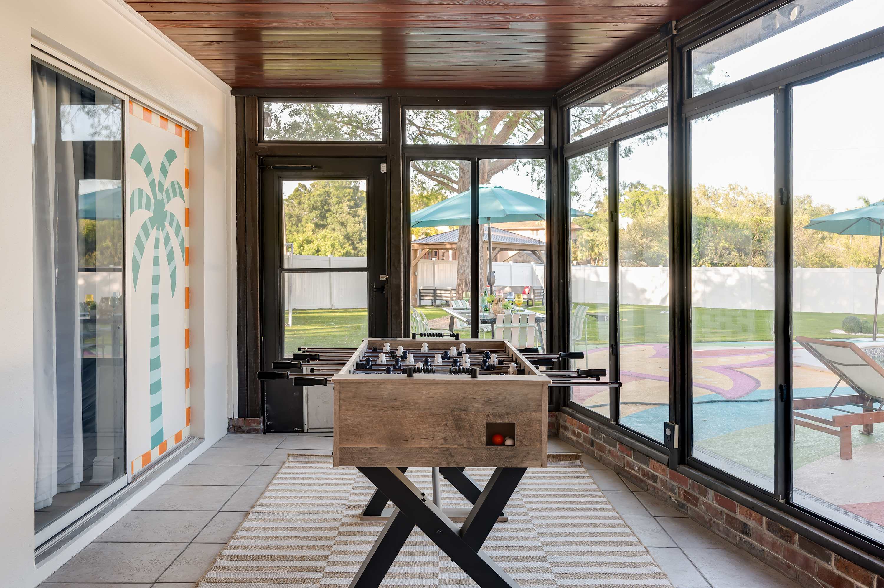 Tropical getaway w Pool, Pickleball & Game Room
