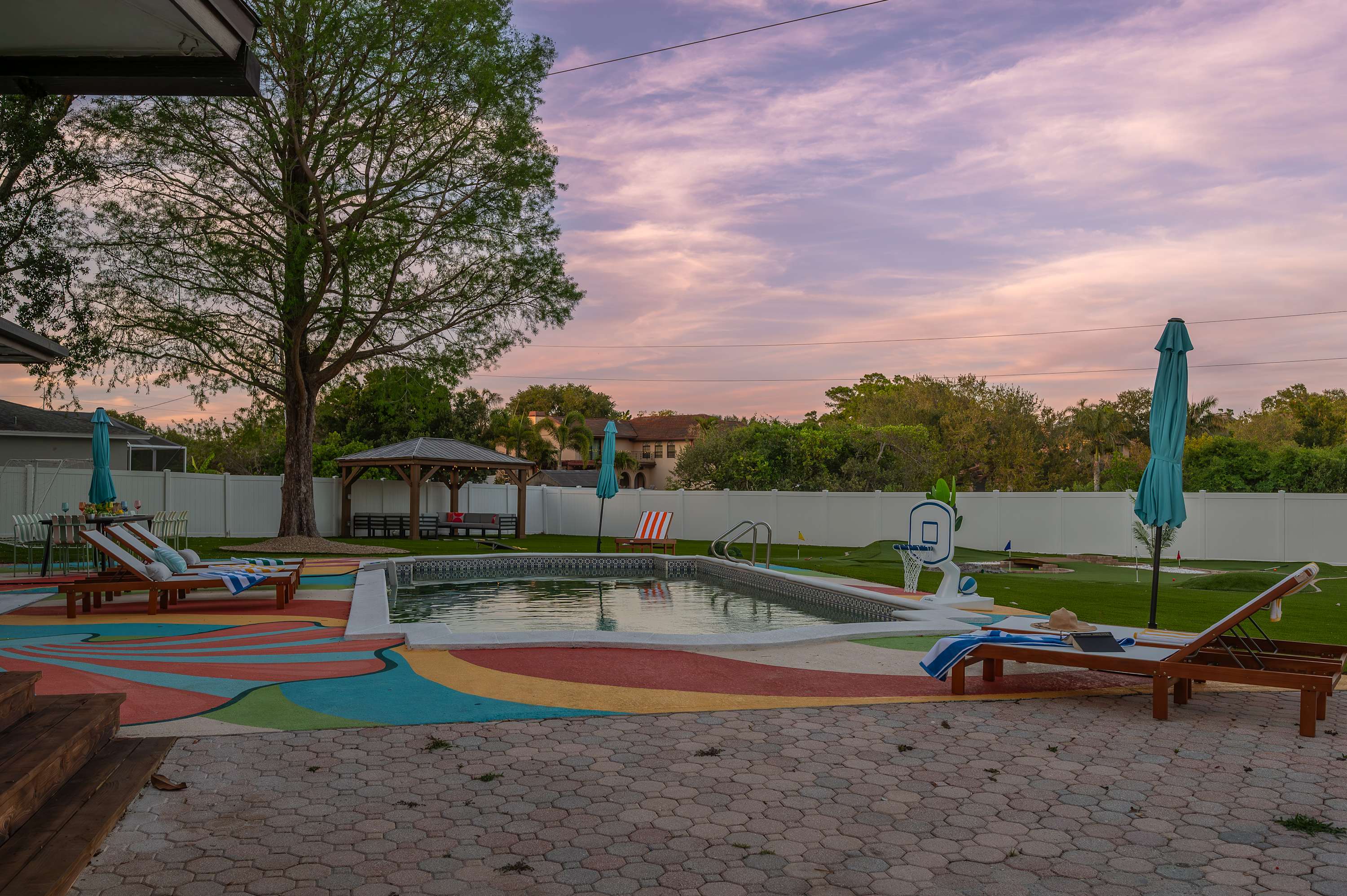 Tropical getaway w Pool, Pickleball & Game Room