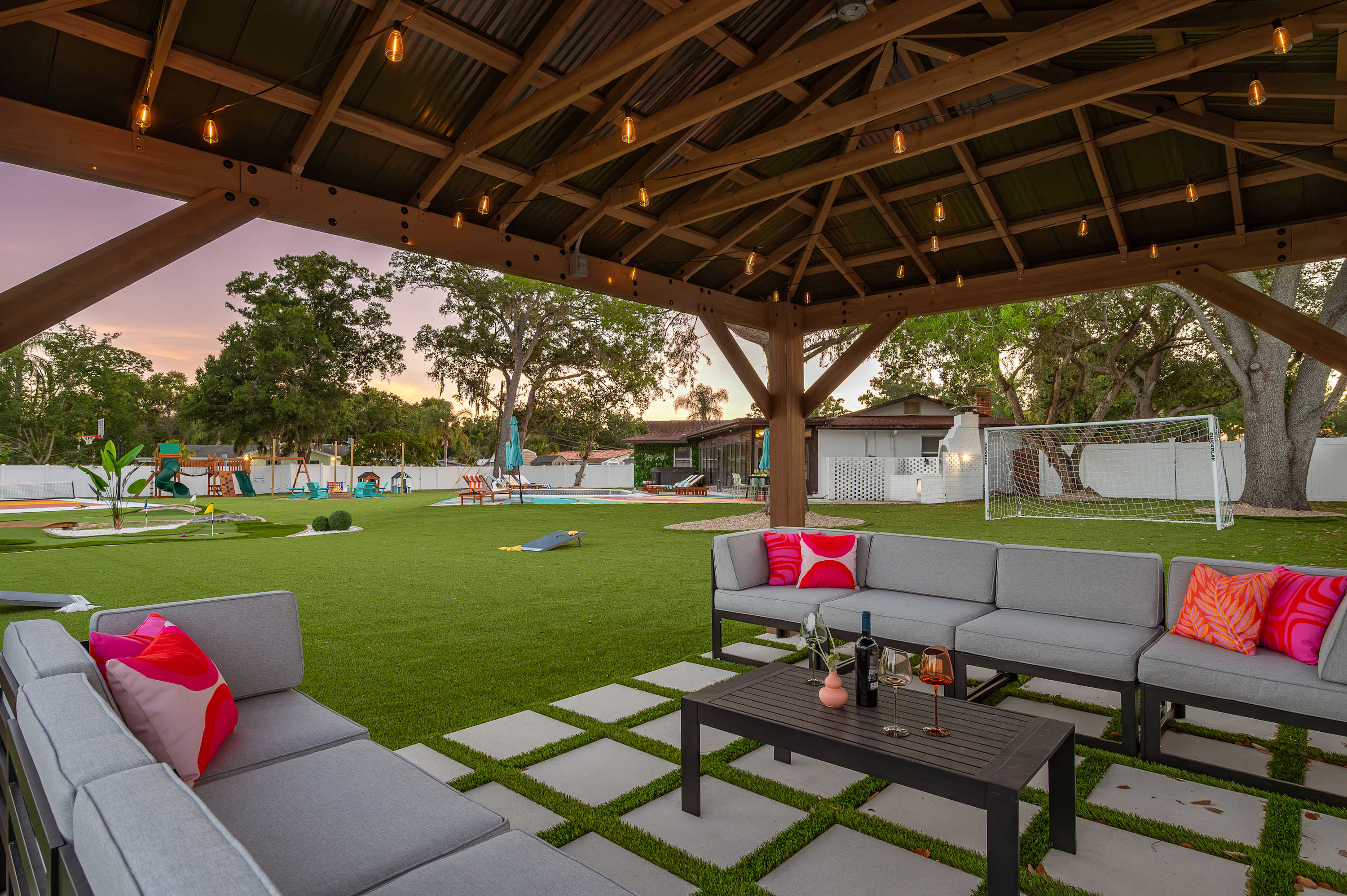 Tropical getaway w Pool, Pickleball & Game Room