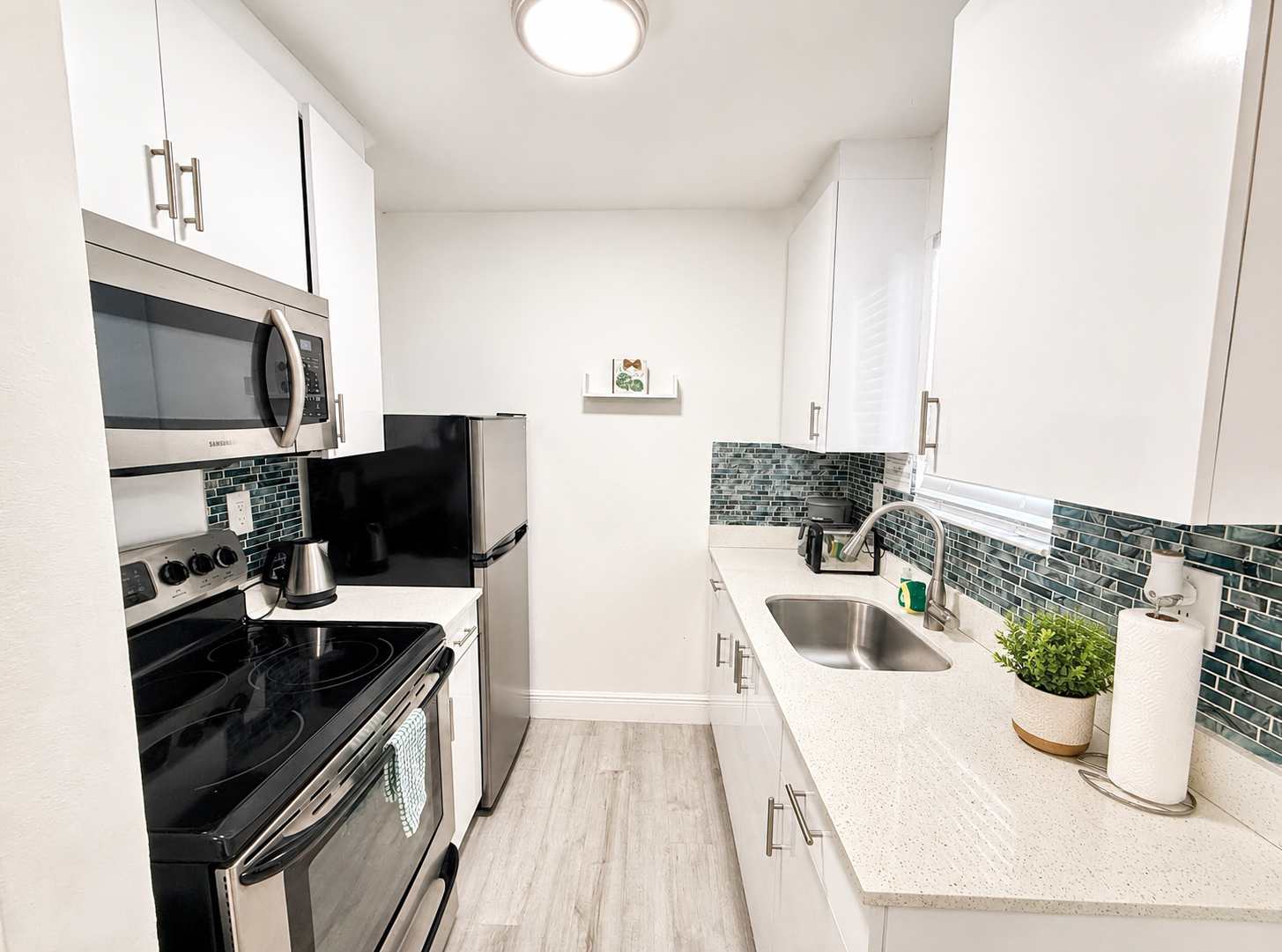 Hollywood Beach Escape | King Bed + Full Kitchen